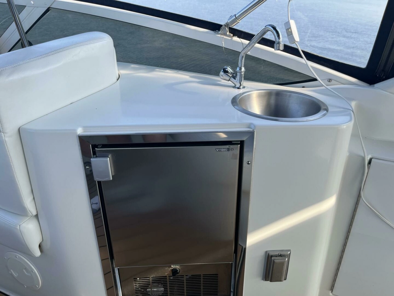 2003 Carver 444 Cockpit Motor Yacht 44