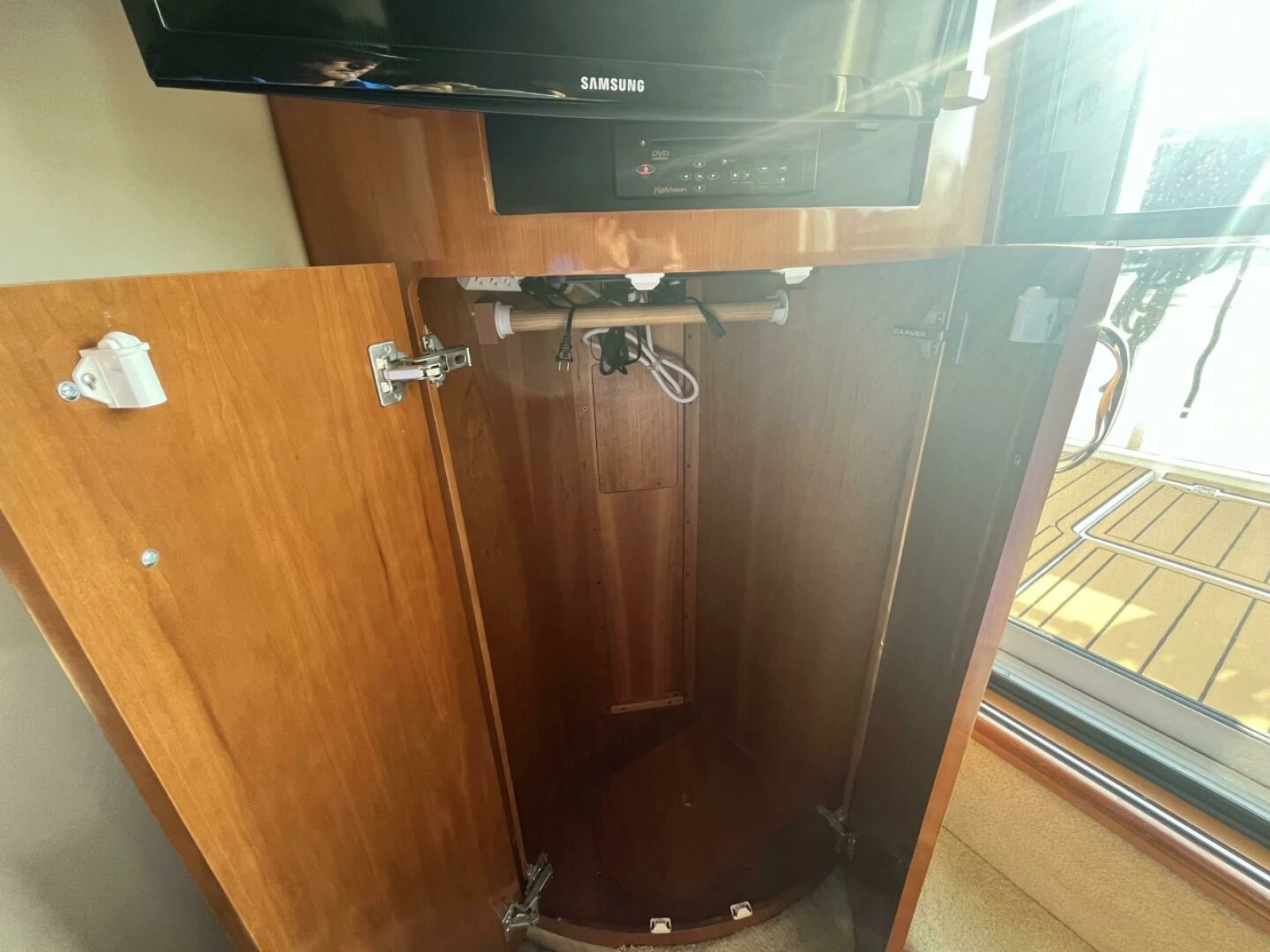 2003 Carver 444 Cockpit Motor Yacht 44