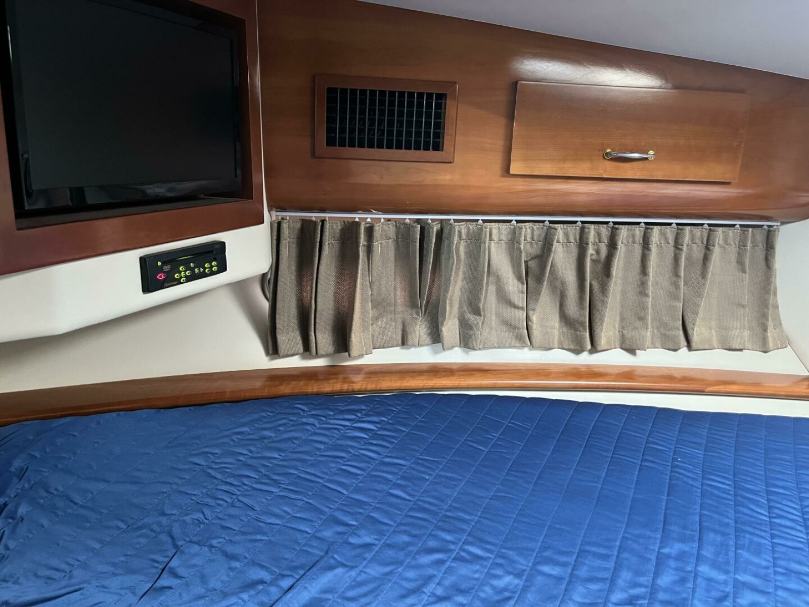 2003 Carver 444 Cockpit Motor Yacht 44