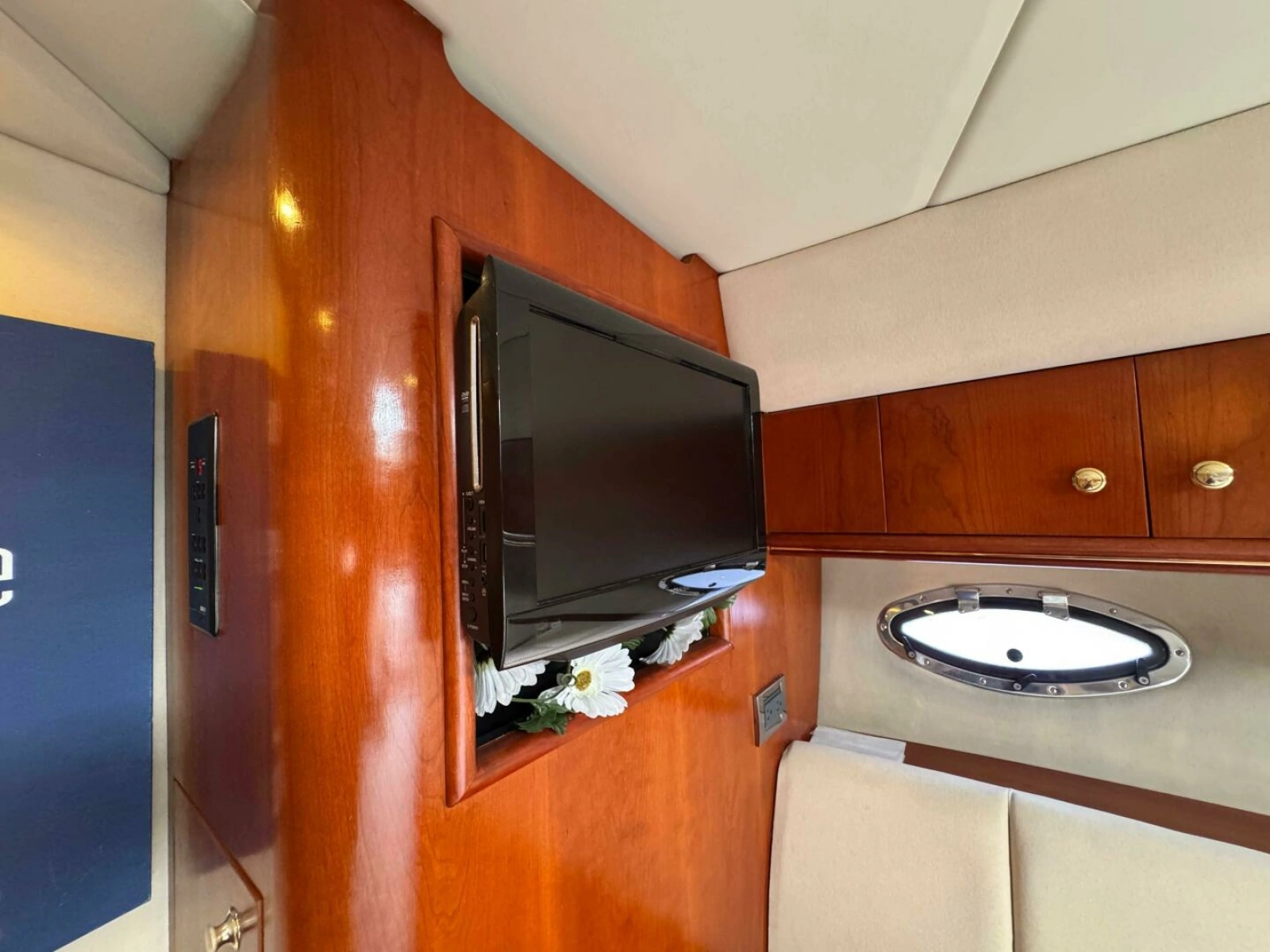 2002 Cruisers Yachts 4450 Express Motor Yacht 45