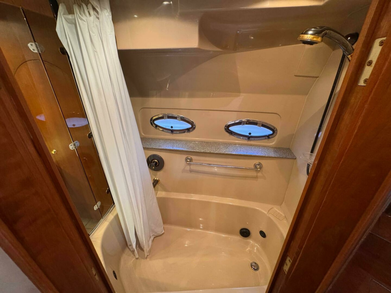 2002 Cruisers Yachts 4450 Express Motor Yacht 45