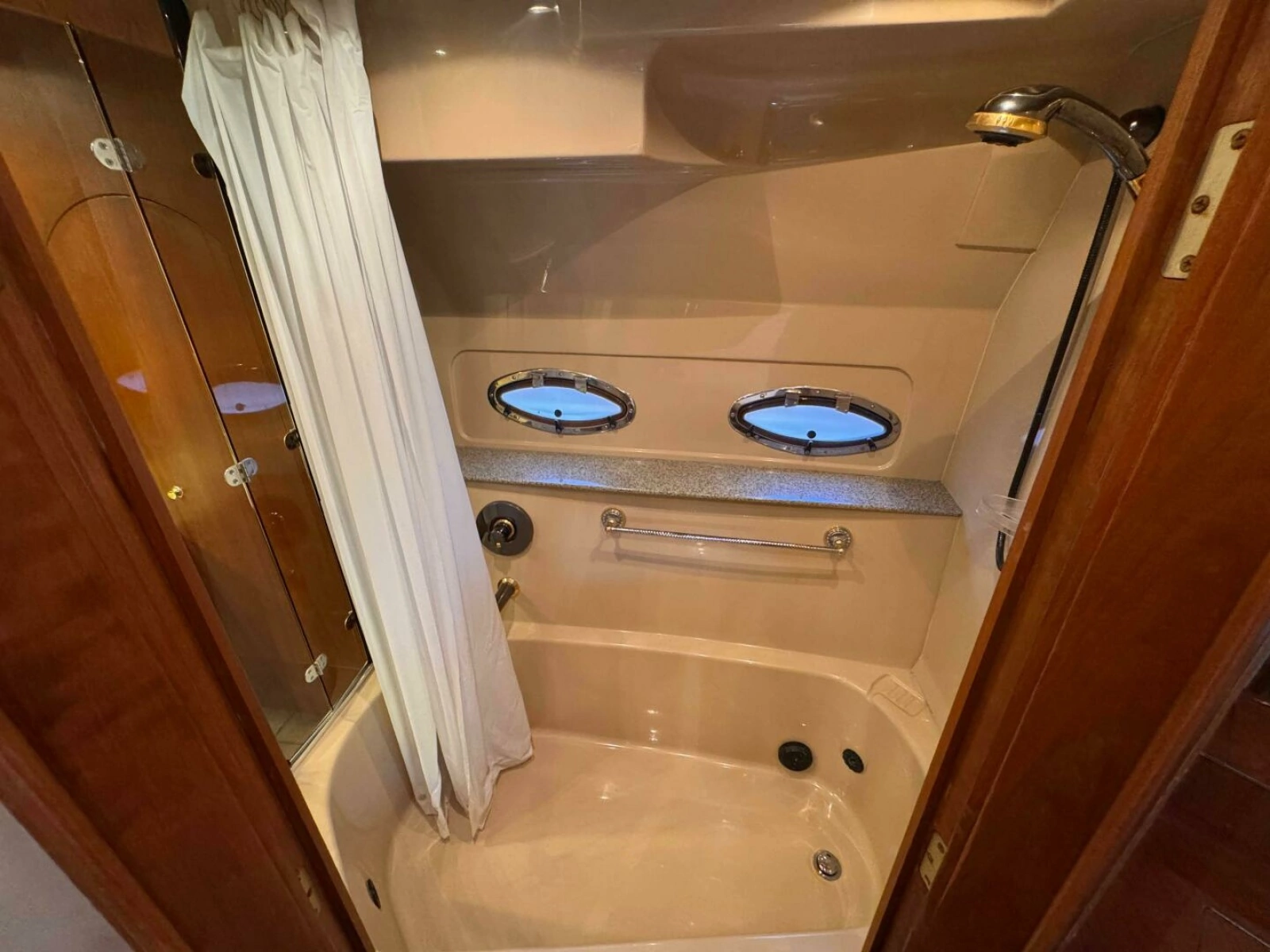 2002 Cruisers Yachts 4450 Express Motor Yacht 45