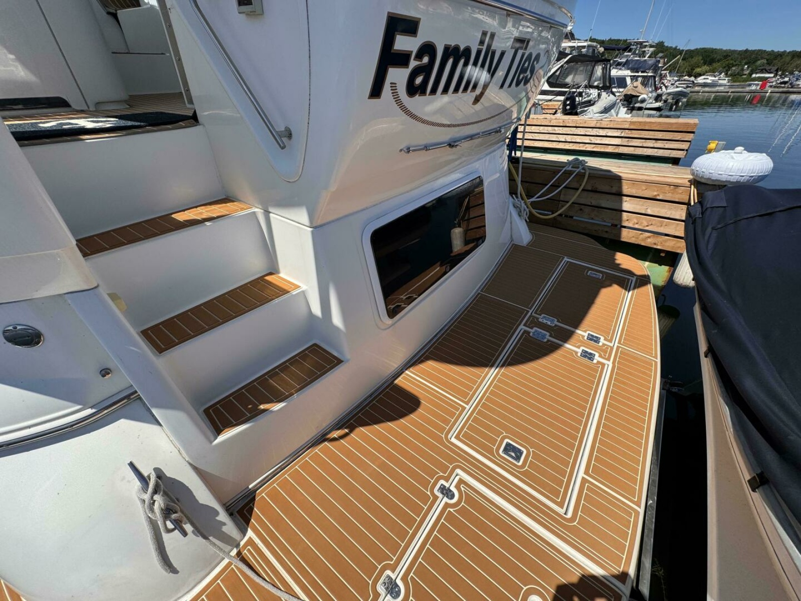 2002 Cruisers Yachts 4450 Express Motor Yacht 45