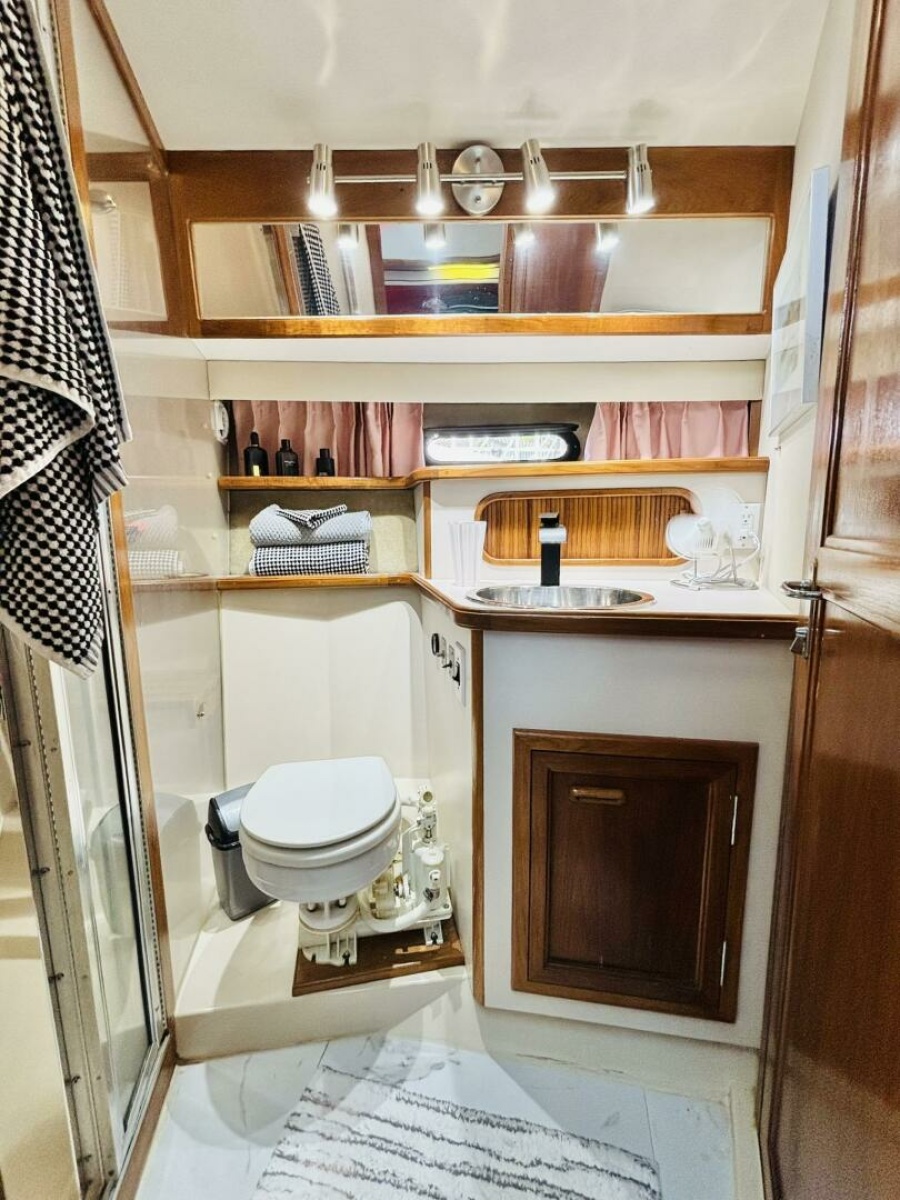 1988 Carver 3807 AFT CABIN 38