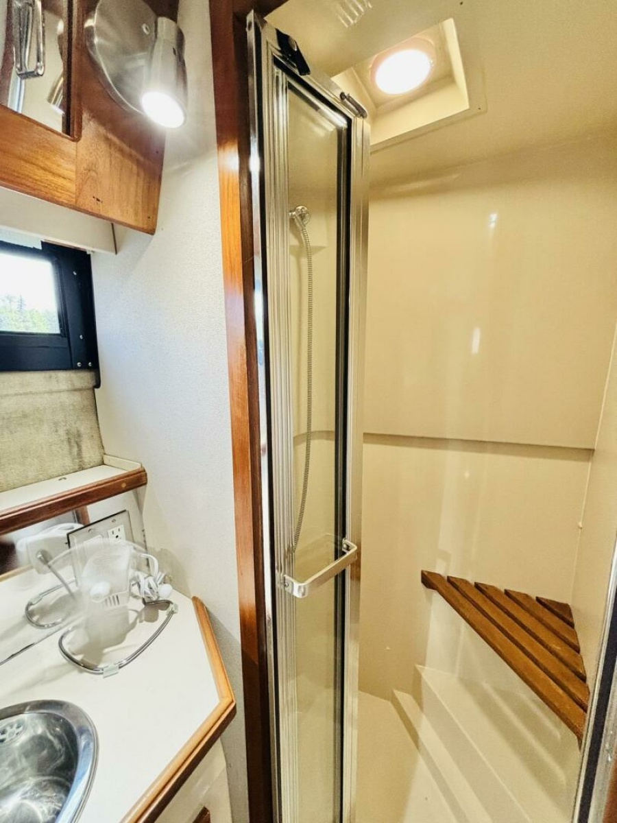 1988 Carver 3807 AFT CABIN 38