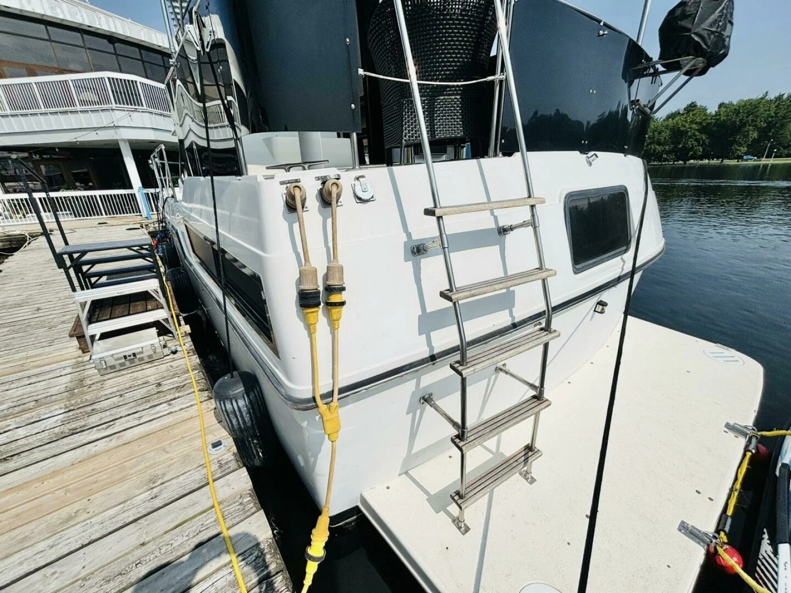 1988 Carver 3807 AFT CABIN 38