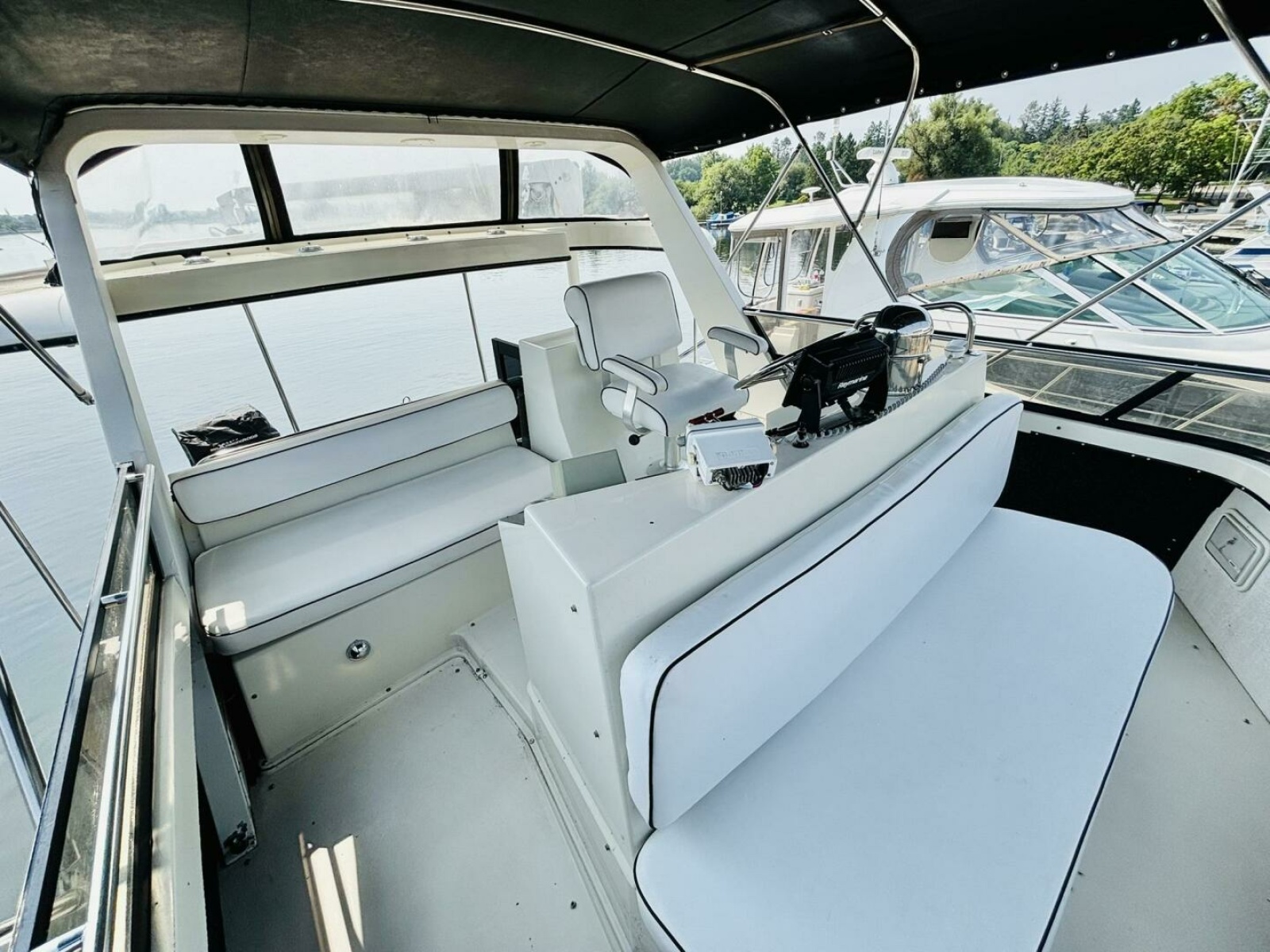 1988 Carver 3807 AFT CABIN 38