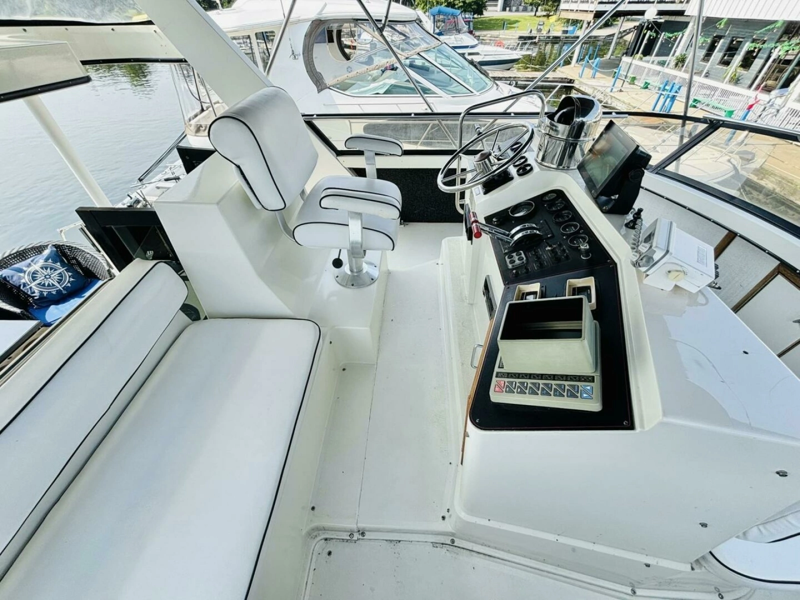 1988 Carver 3807 AFT CABIN 38