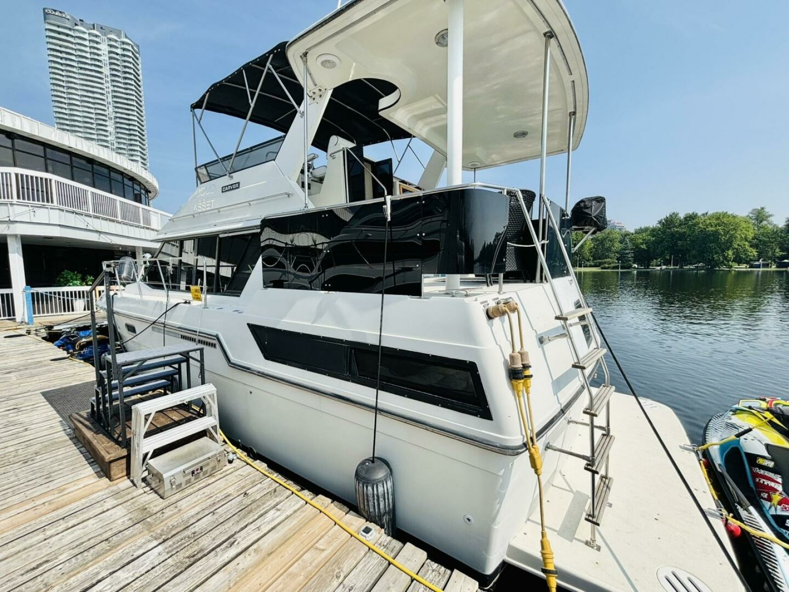 1988 Carver 3807 AFT CABIN 38