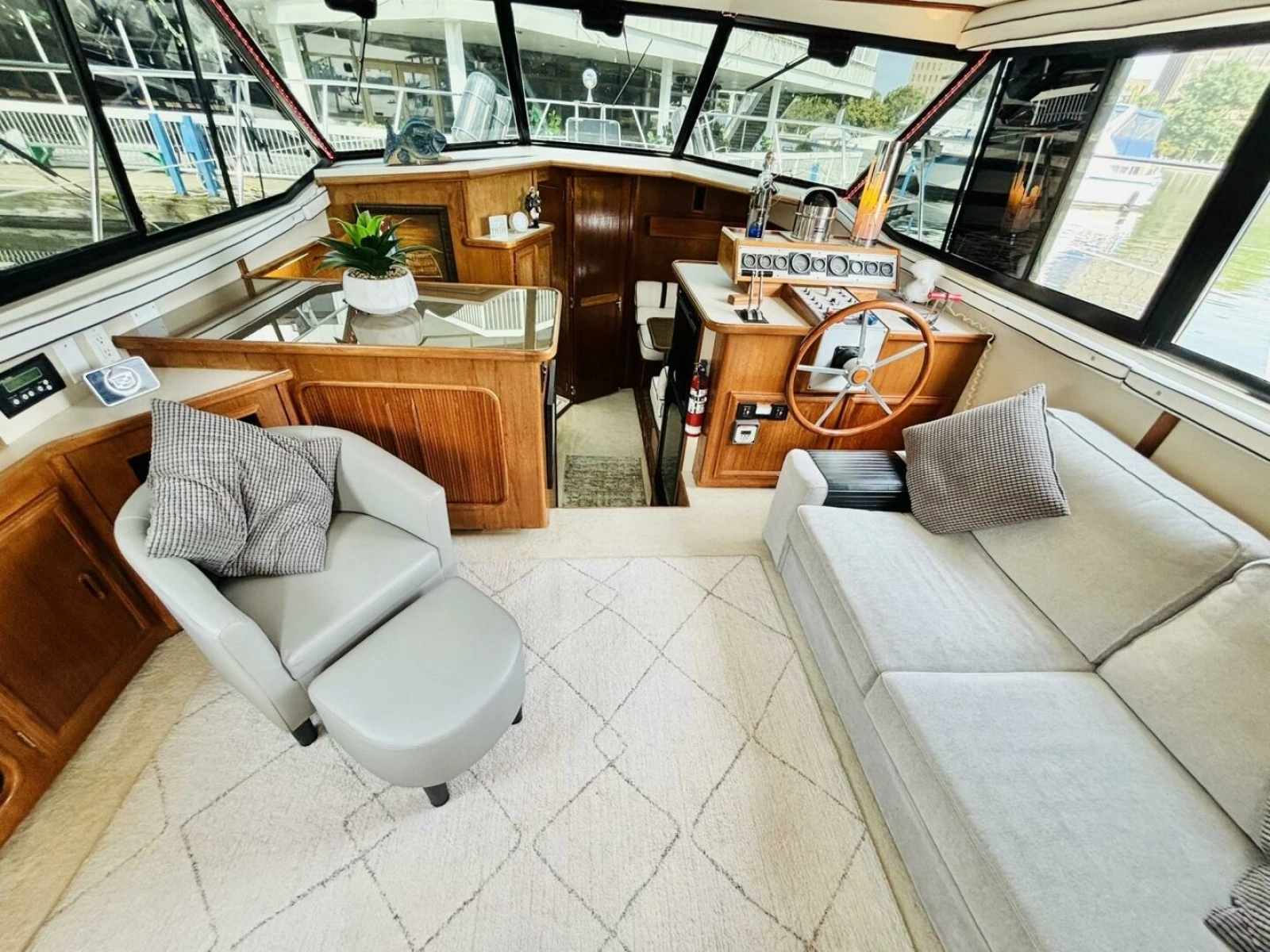1988 Carver 3807 AFT CABIN 38