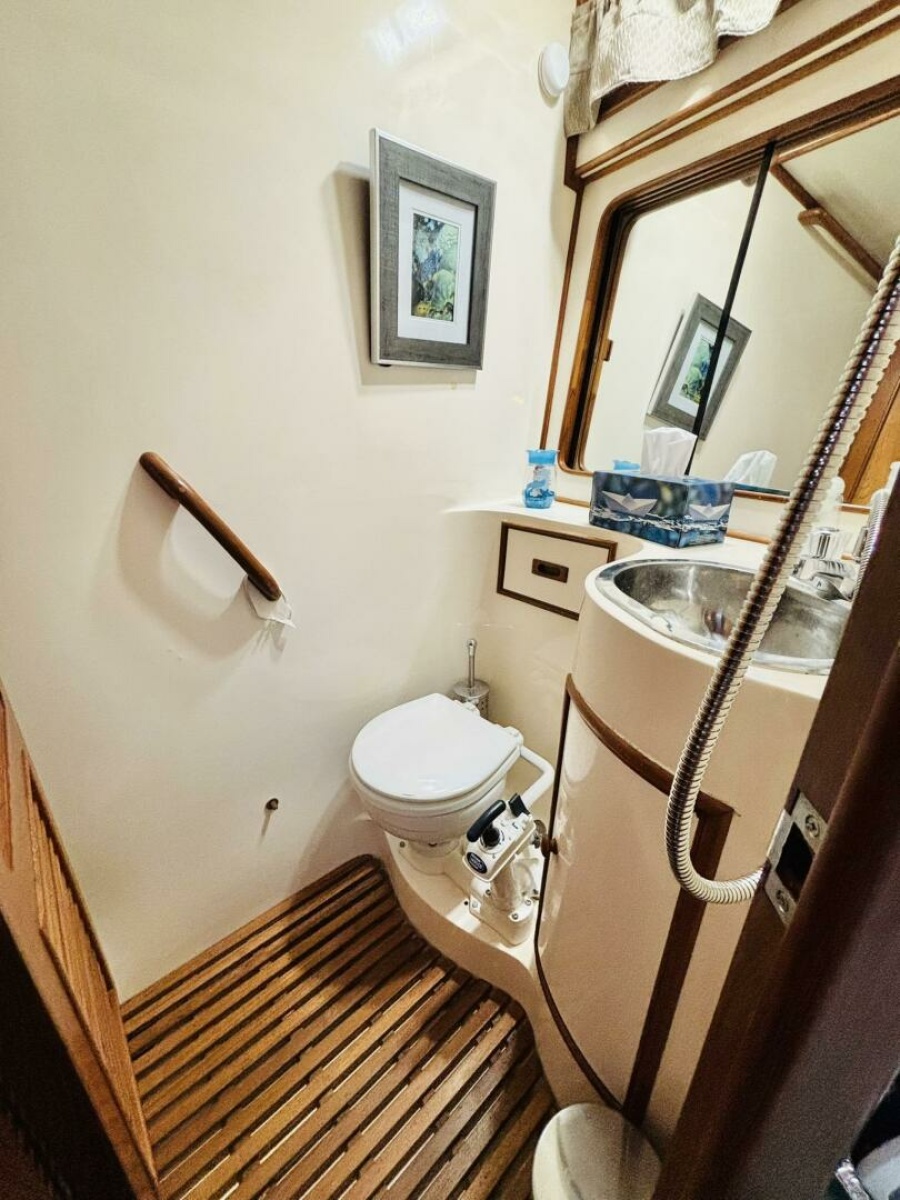 1987 President 35 AFT CABIN 35