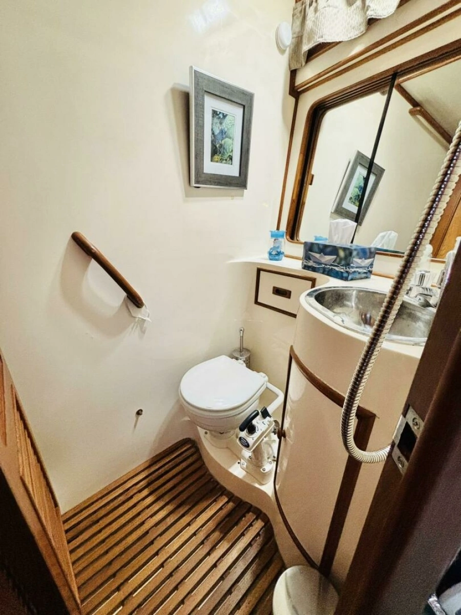 1987 President 35 AFT CABIN 35