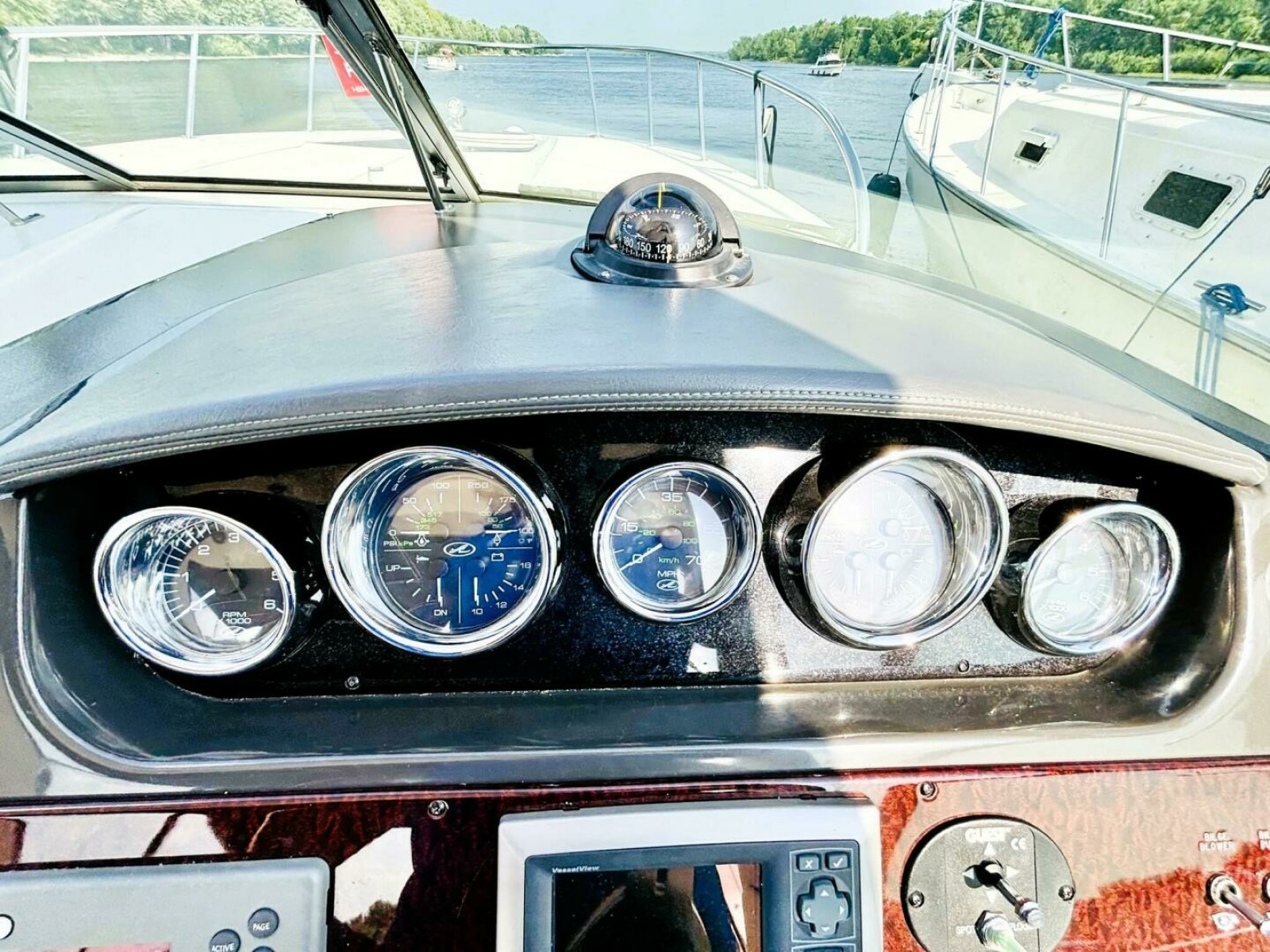 2010 Sea Ray 310 SUNDANCER 31
