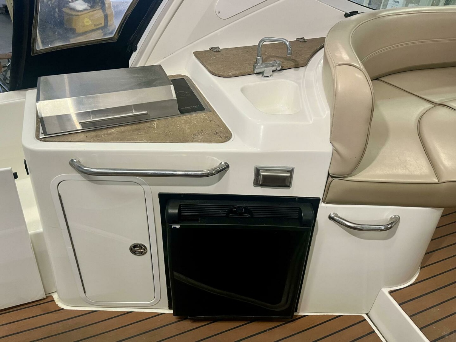 2011 Cruisers Yachts 330 Express 33