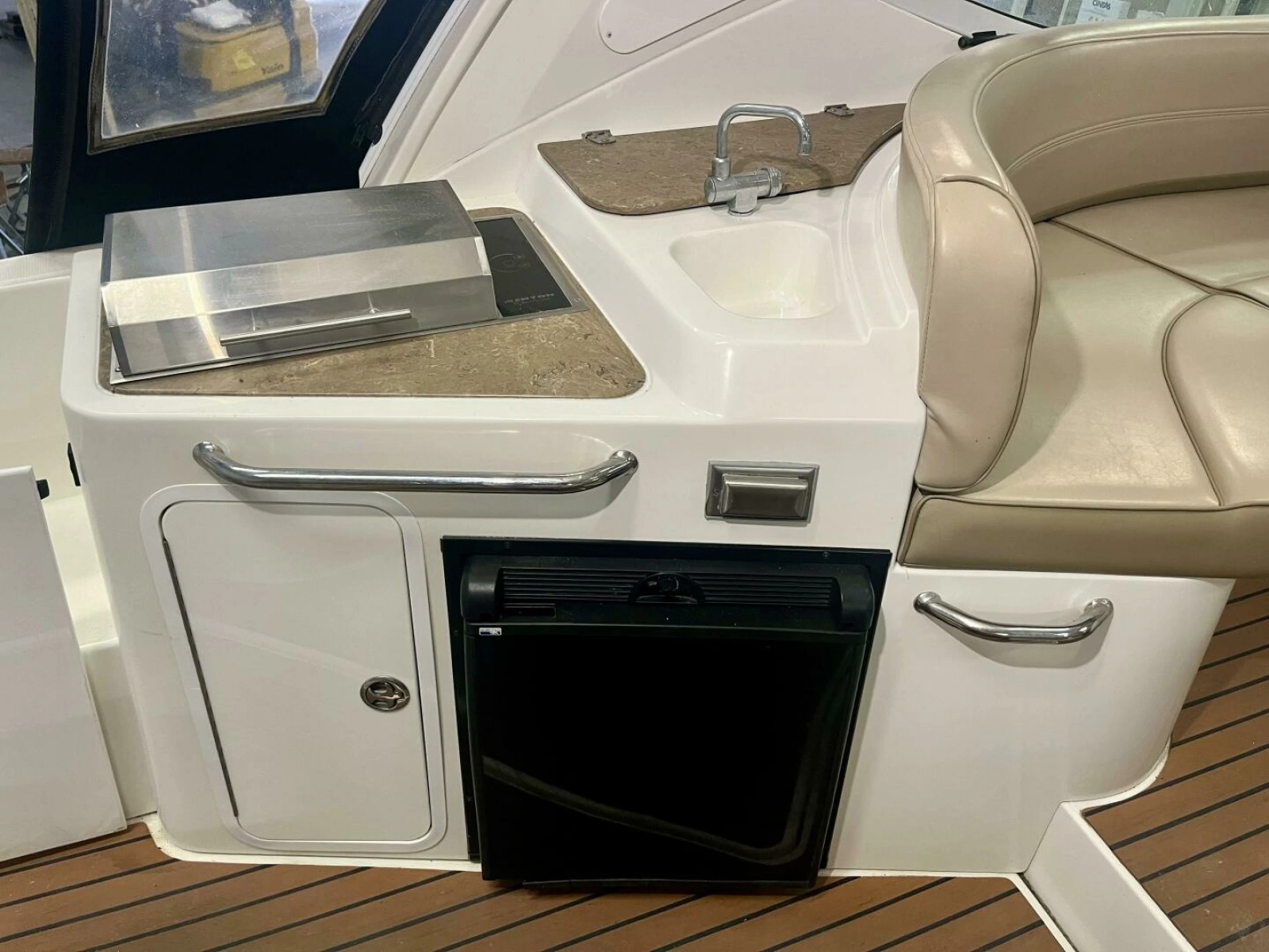 2011 Cruisers Yachts 330 Express 33