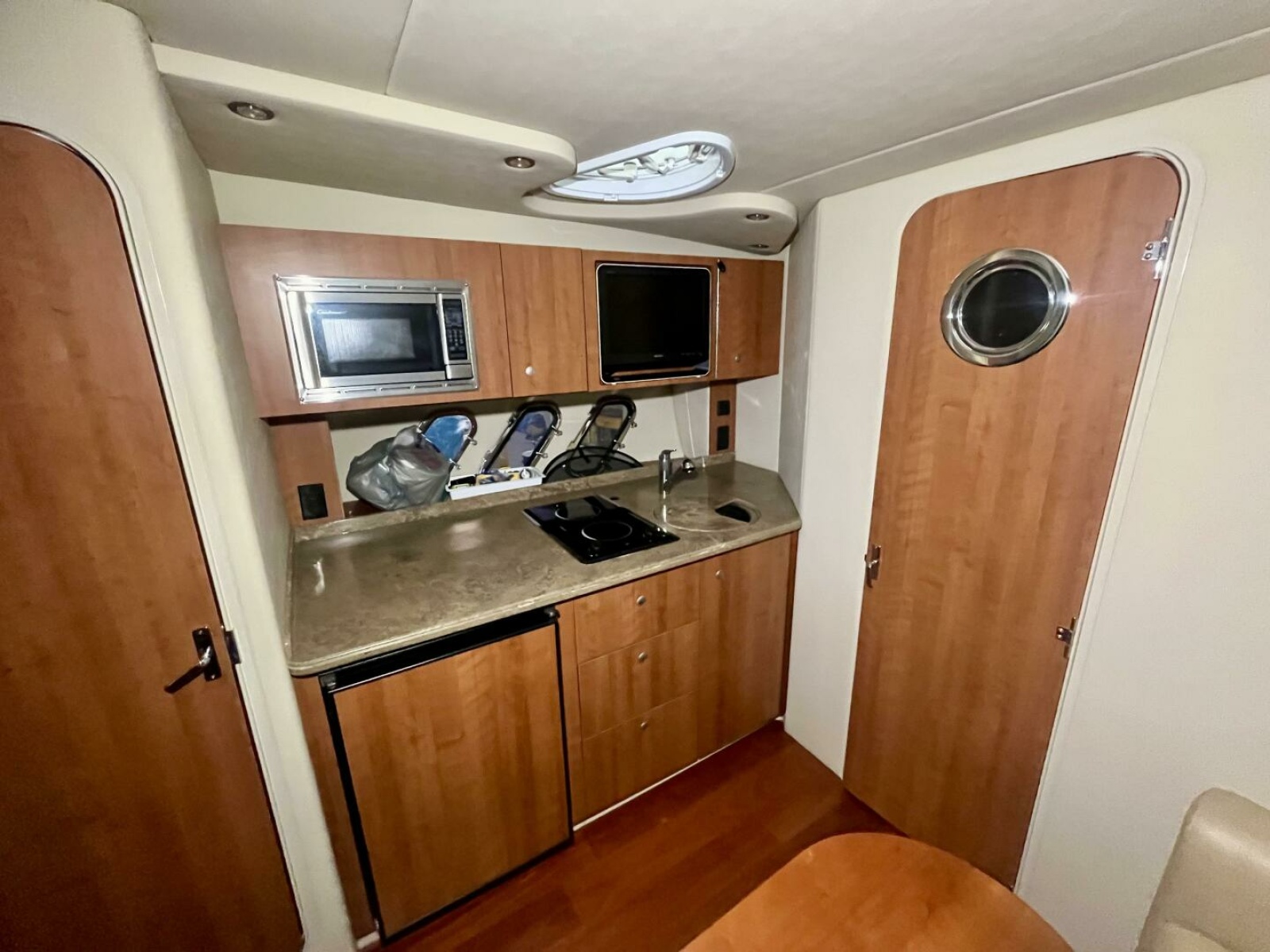 2011 Cruisers Yachts 330 Express 33