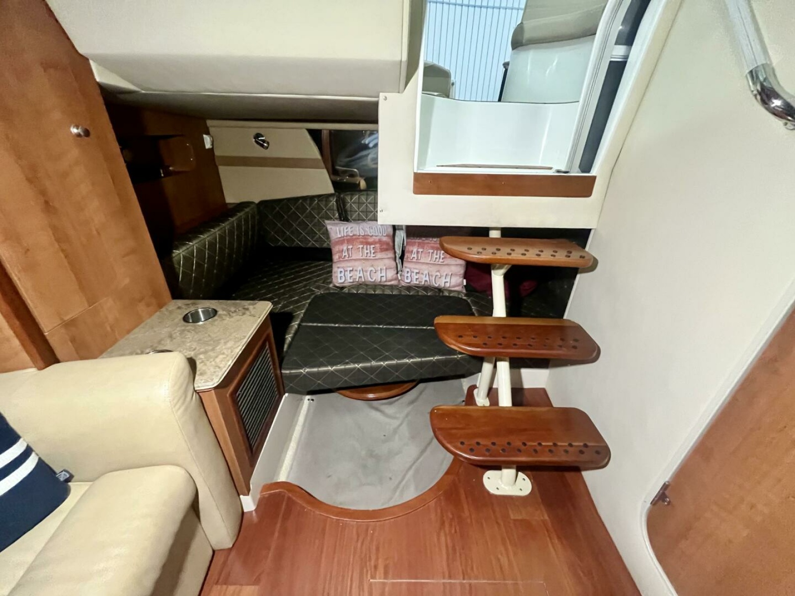2011 Cruisers Yachts 330 Express 33
