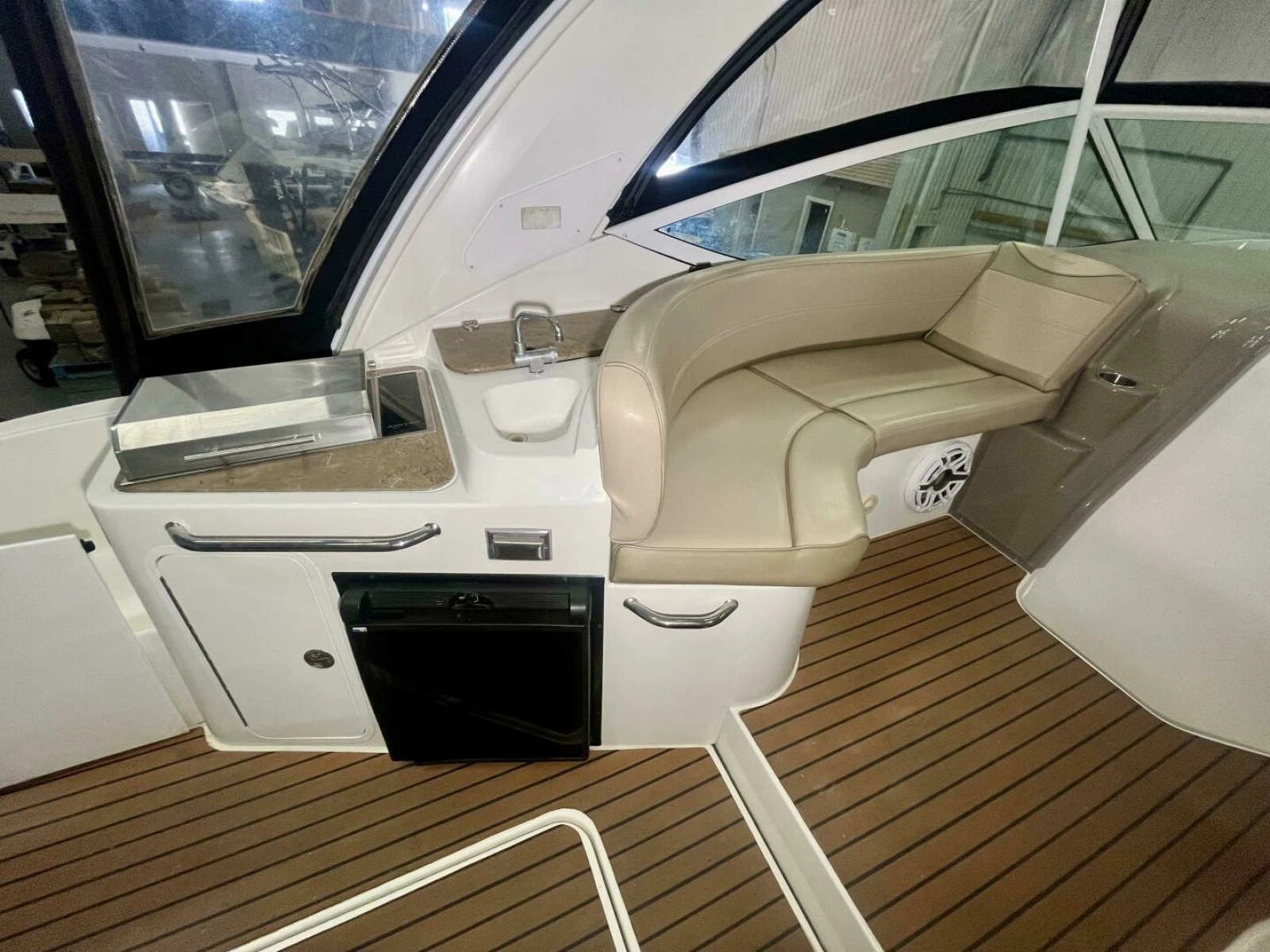 2011 Cruisers Yachts 330 Express 33