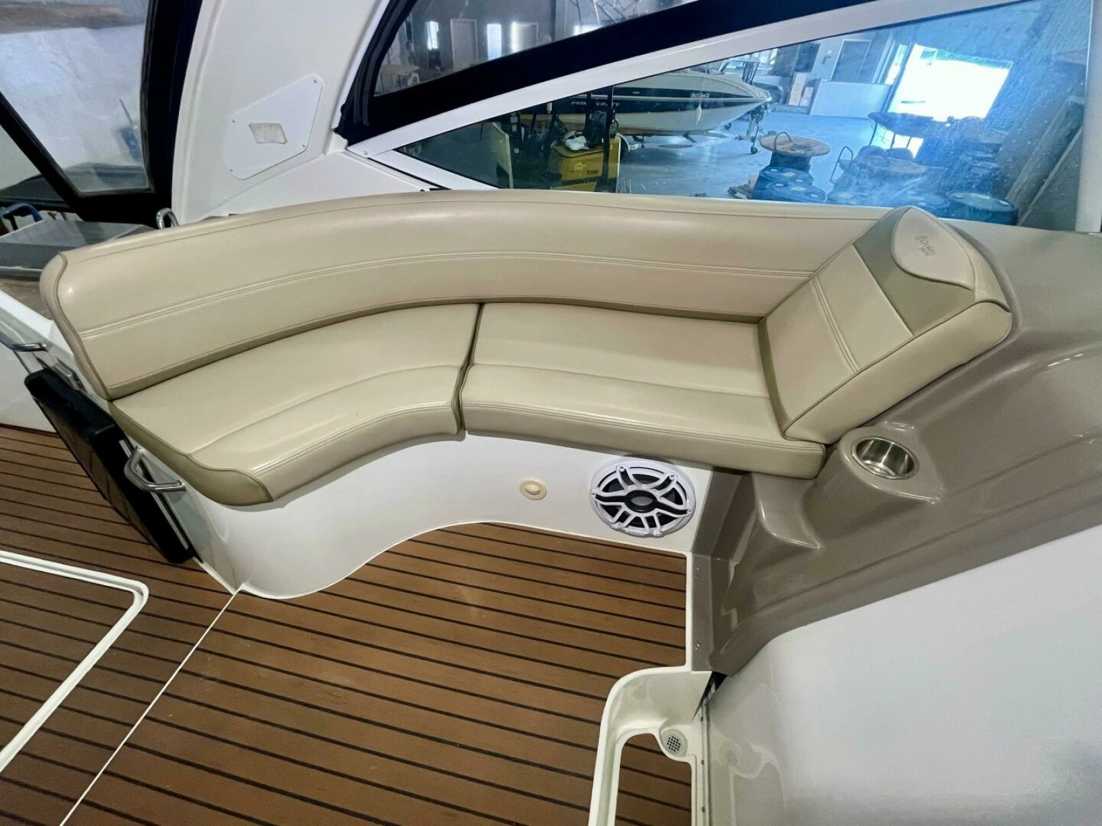 2011 Cruisers Yachts 330 Express 33