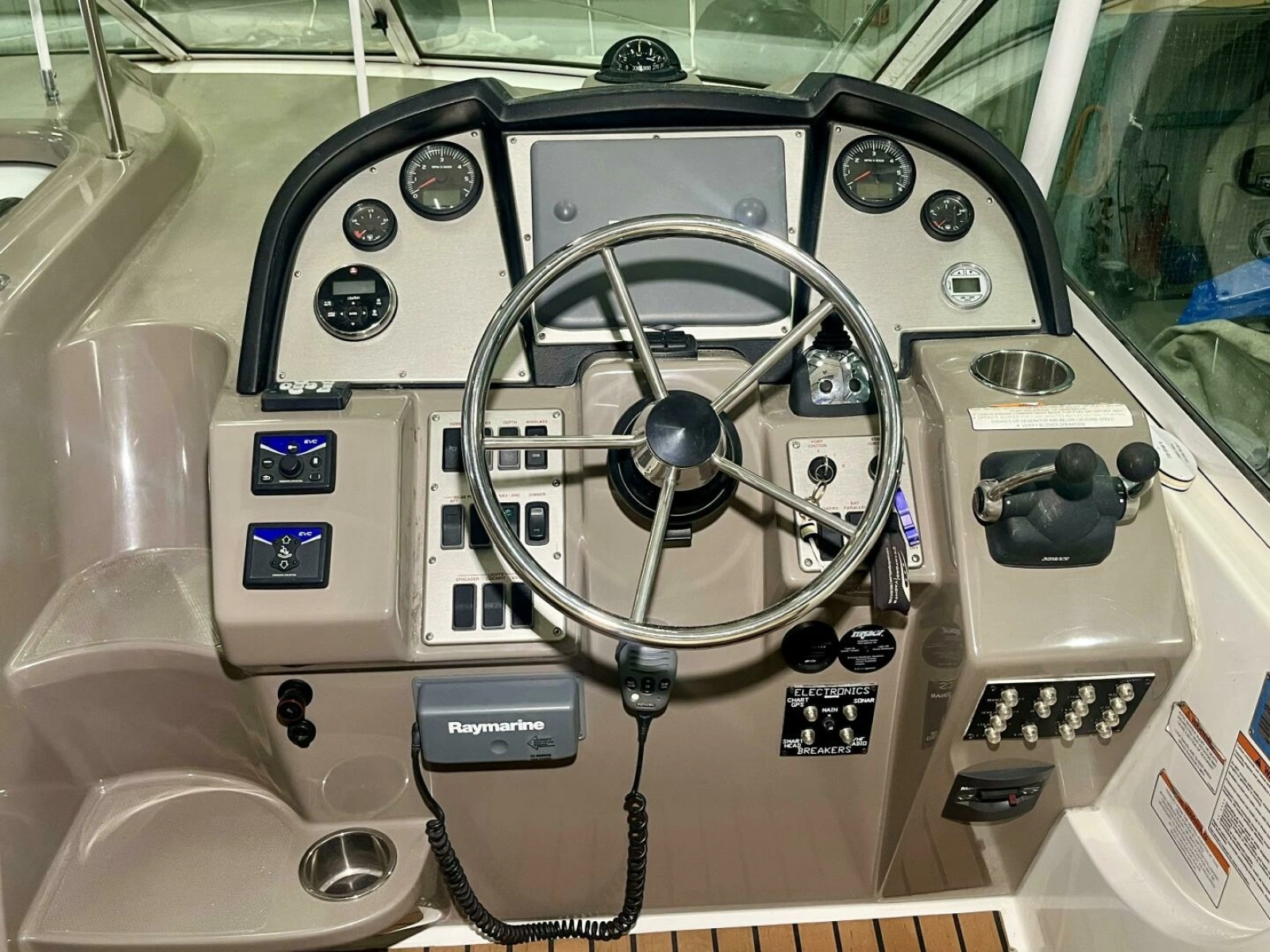 2011 Cruisers Yachts 330 Express 33