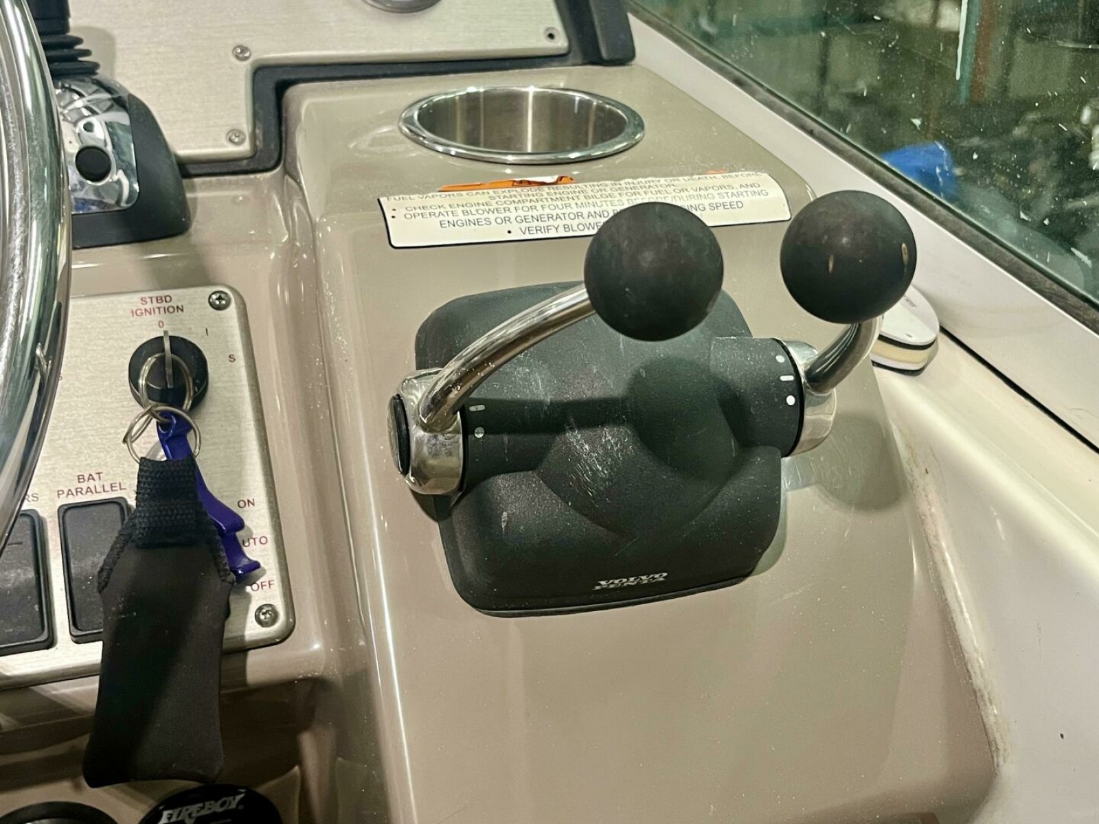 2011 Cruisers Yachts 330 Express 33