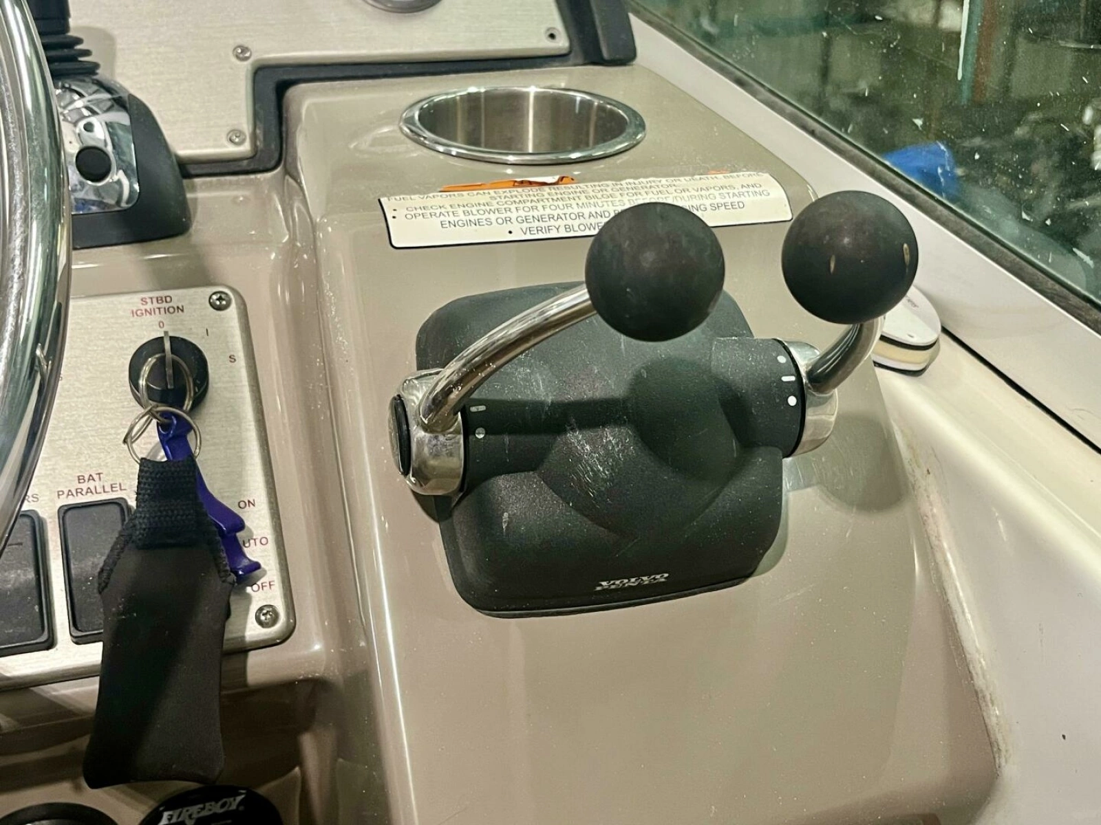 2011 Cruisers Yachts 330 Express 33