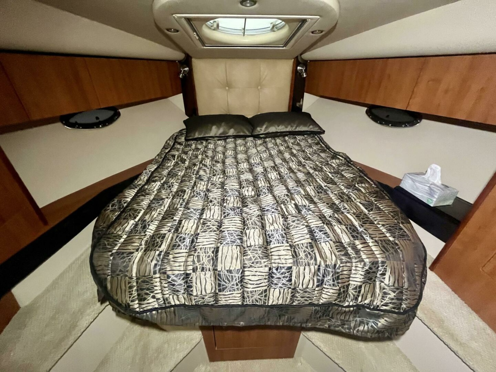 2011 Cruisers Yachts 330 Express 33