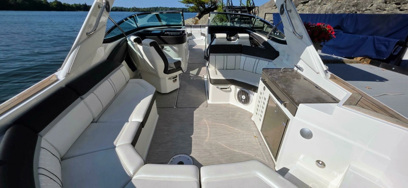 2019 Sea Ray 350 SLX 35