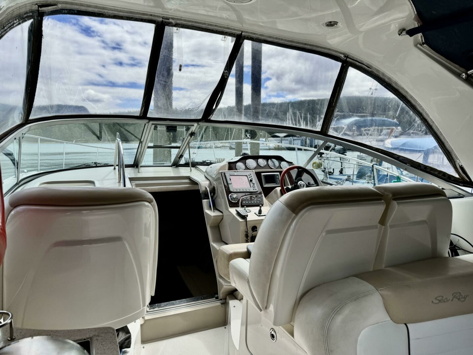 2008 Sea Ray 330 Sundancer 33