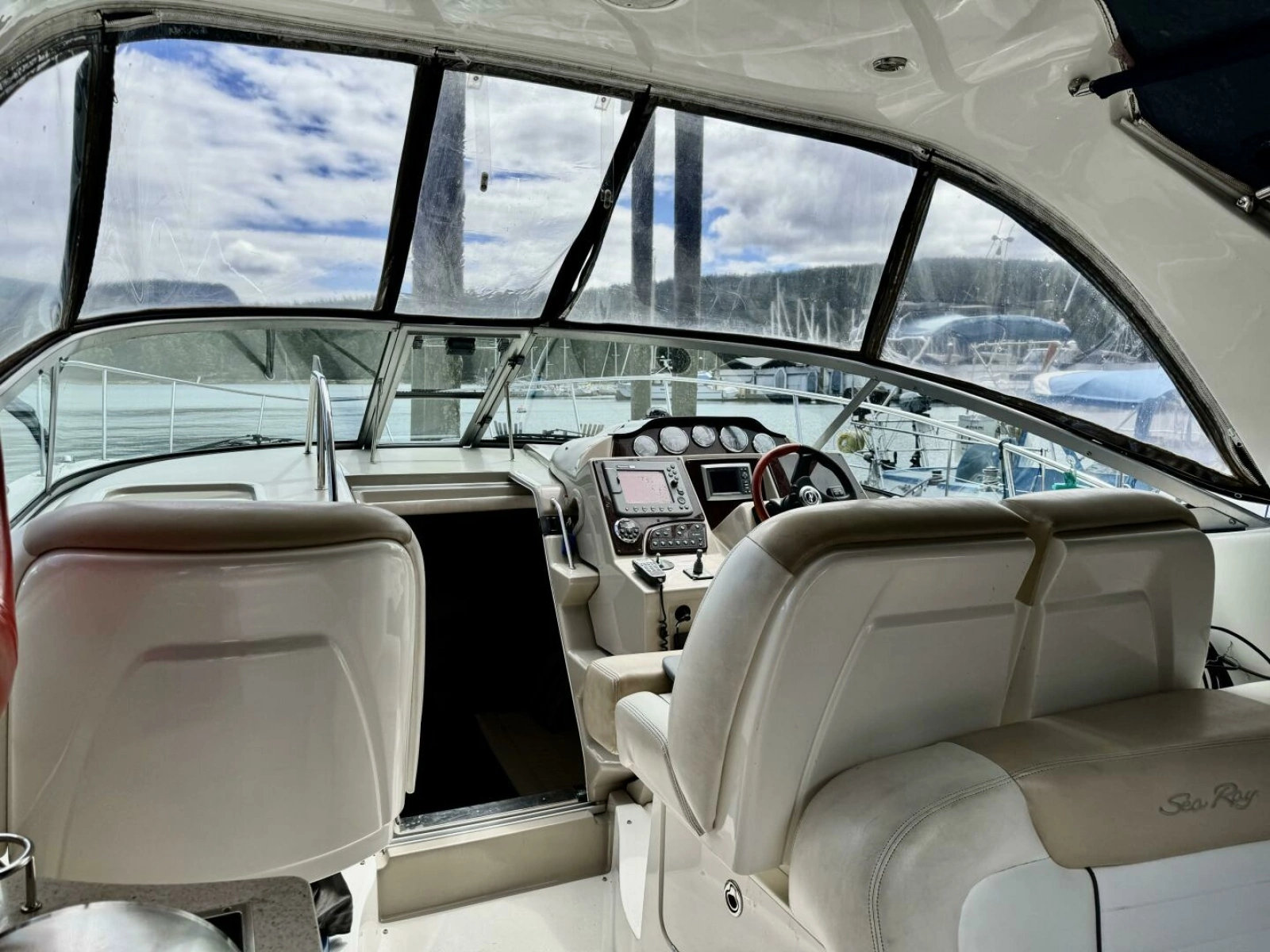 2008 Sea Ray 330 Sundancer 33