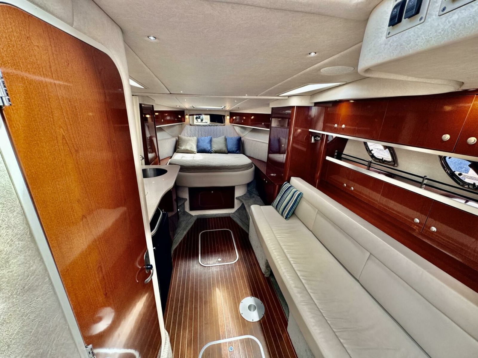 2008 Sea Ray 330 Sundancer 33