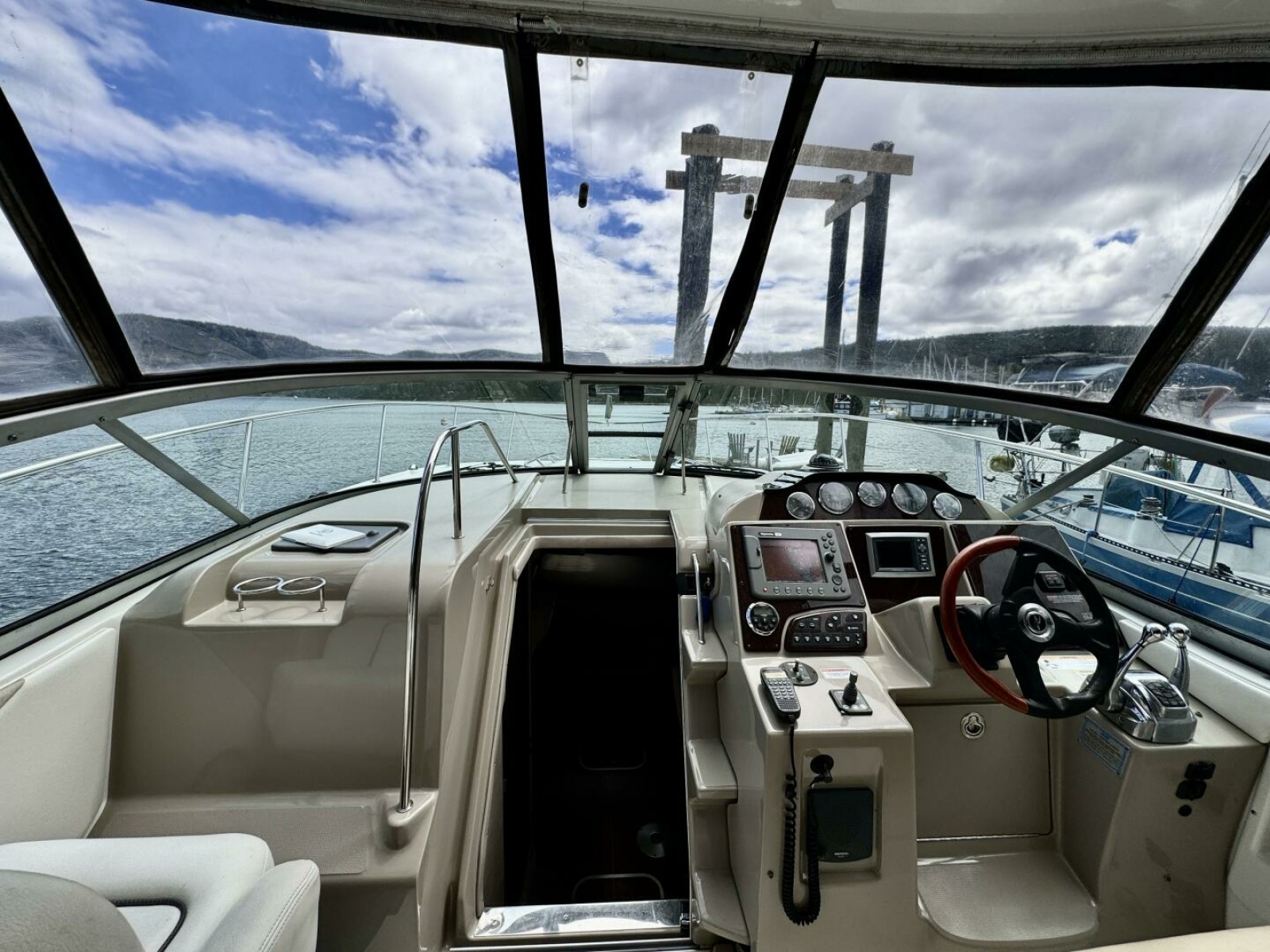 2008 Sea Ray 330 Sundancer 33