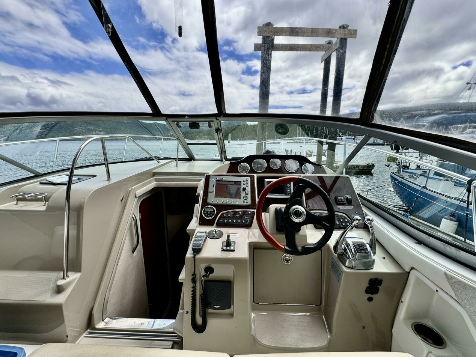 2008 Sea Ray 330 Sundancer 33