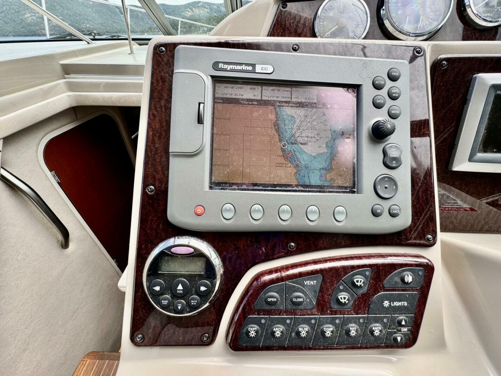 2008 Sea Ray 330 Sundancer 33