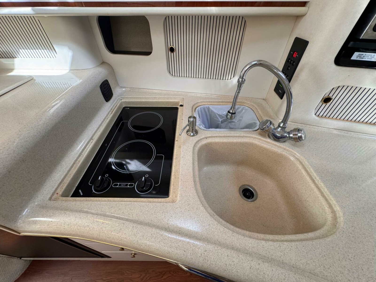 2001 Sea Ray 340 Sundancer 34