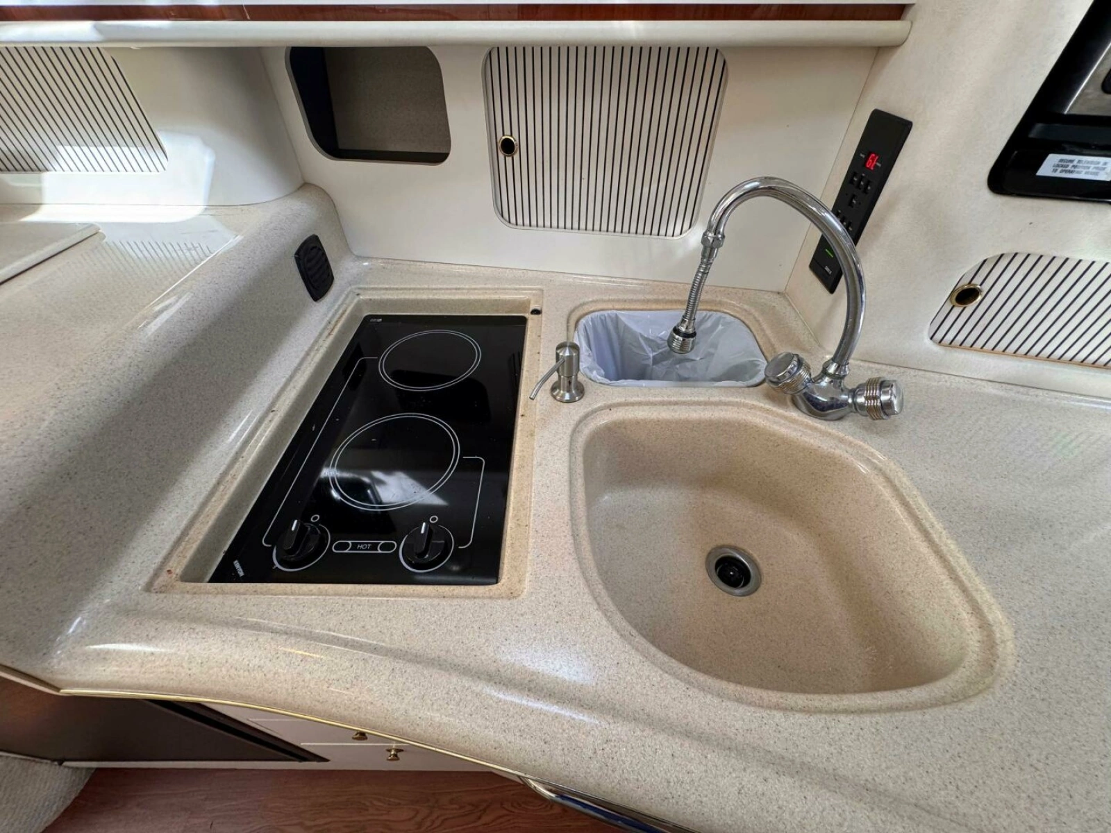2001 Sea Ray 340 Sundancer 34