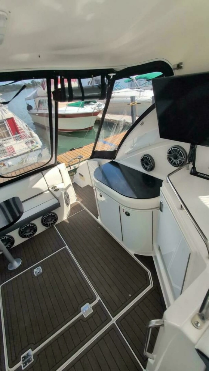 2007 Cruisers Yachts 520 Express 52