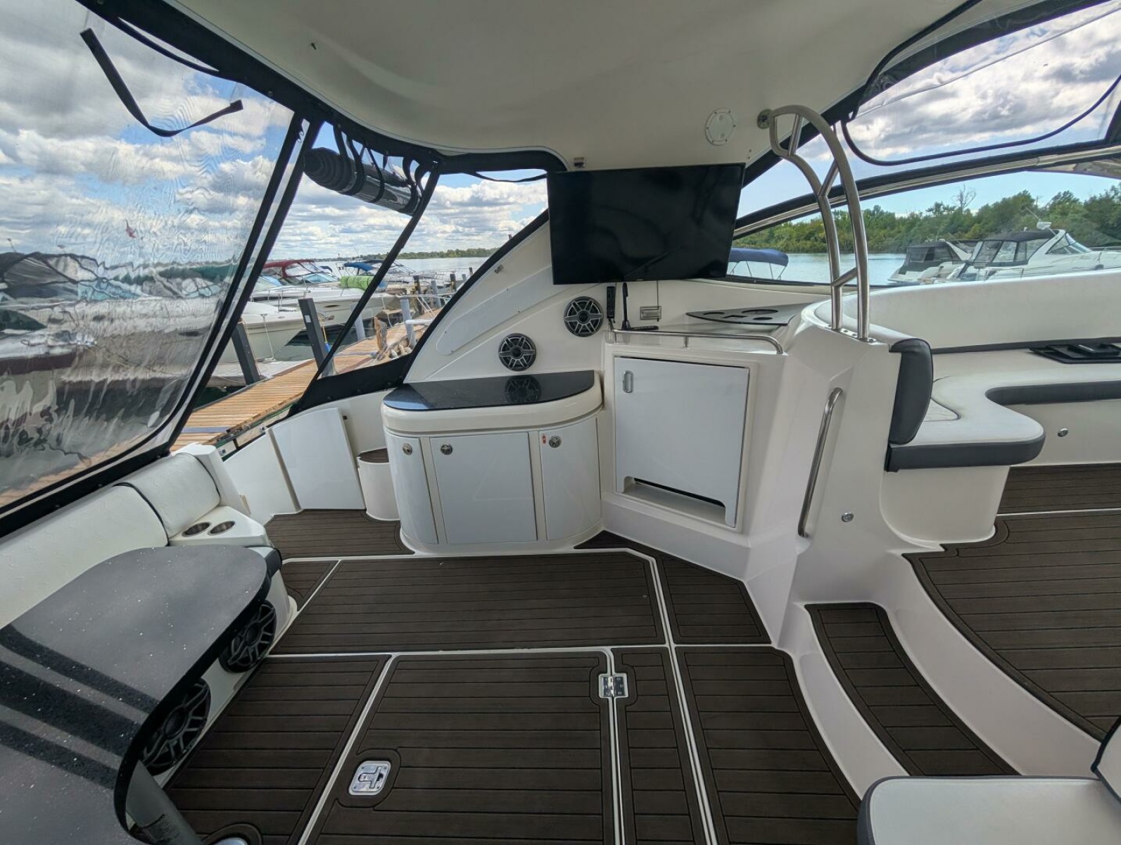 2007 Cruisers Yachts 520 Express 52