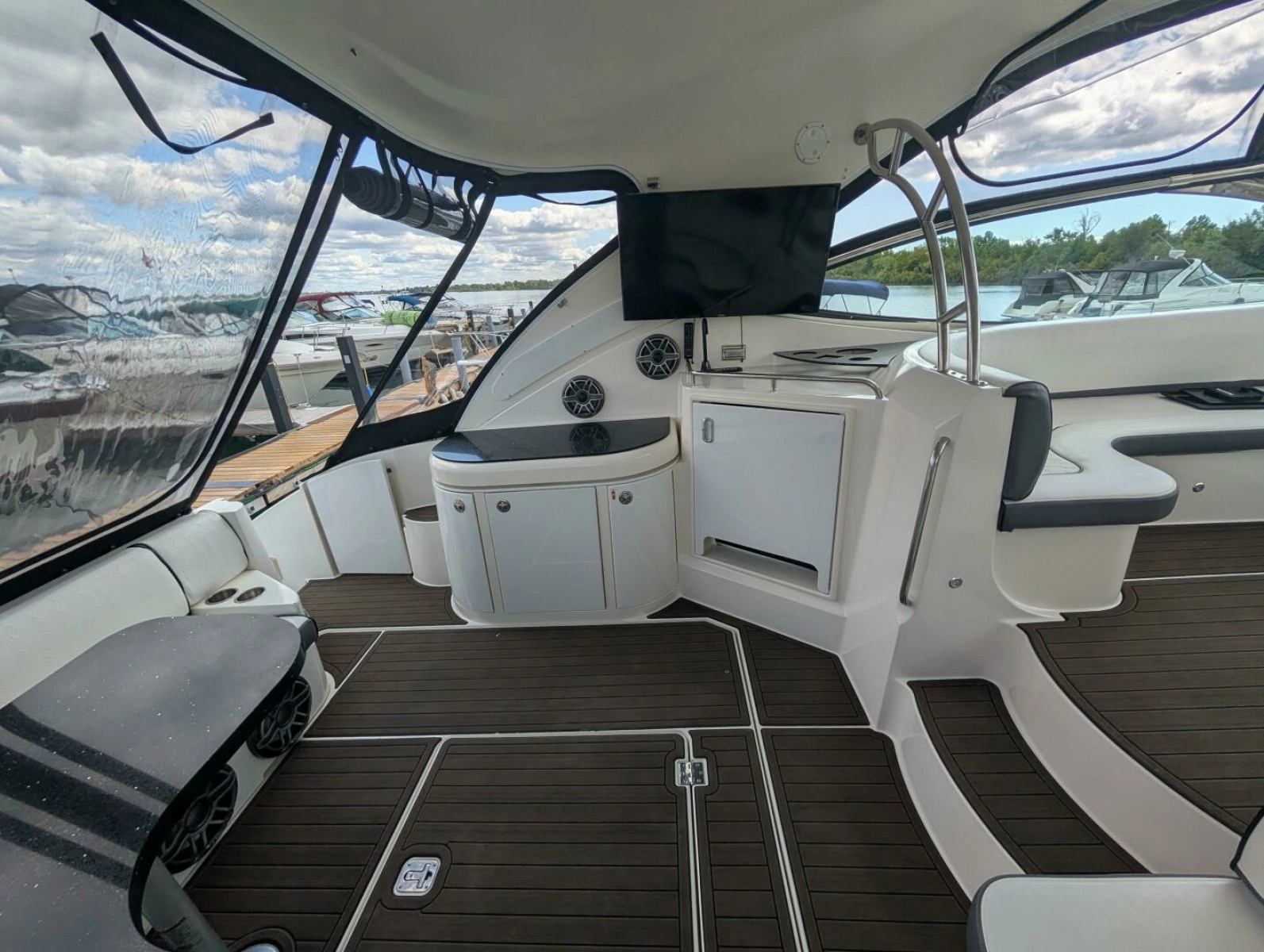 2007 Cruisers Yachts 520 Express 52