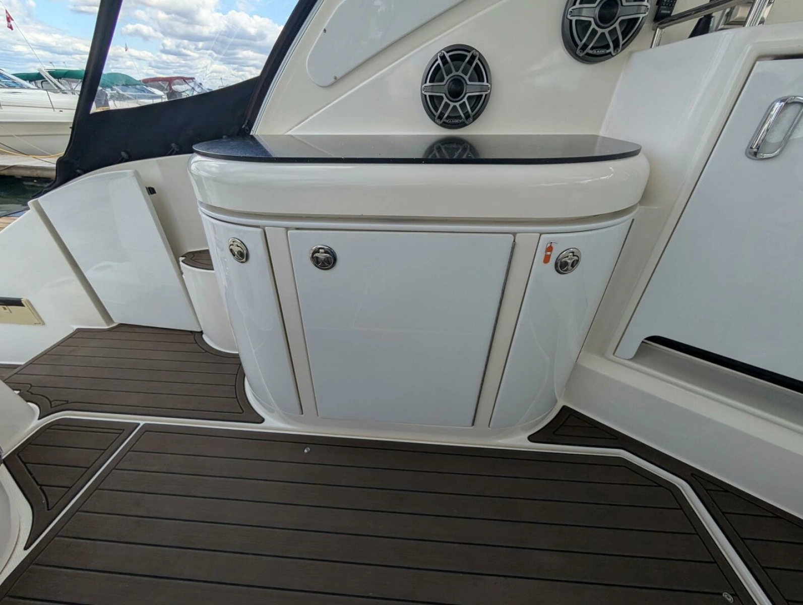 2007 Cruisers Yachts 520 Express 52
