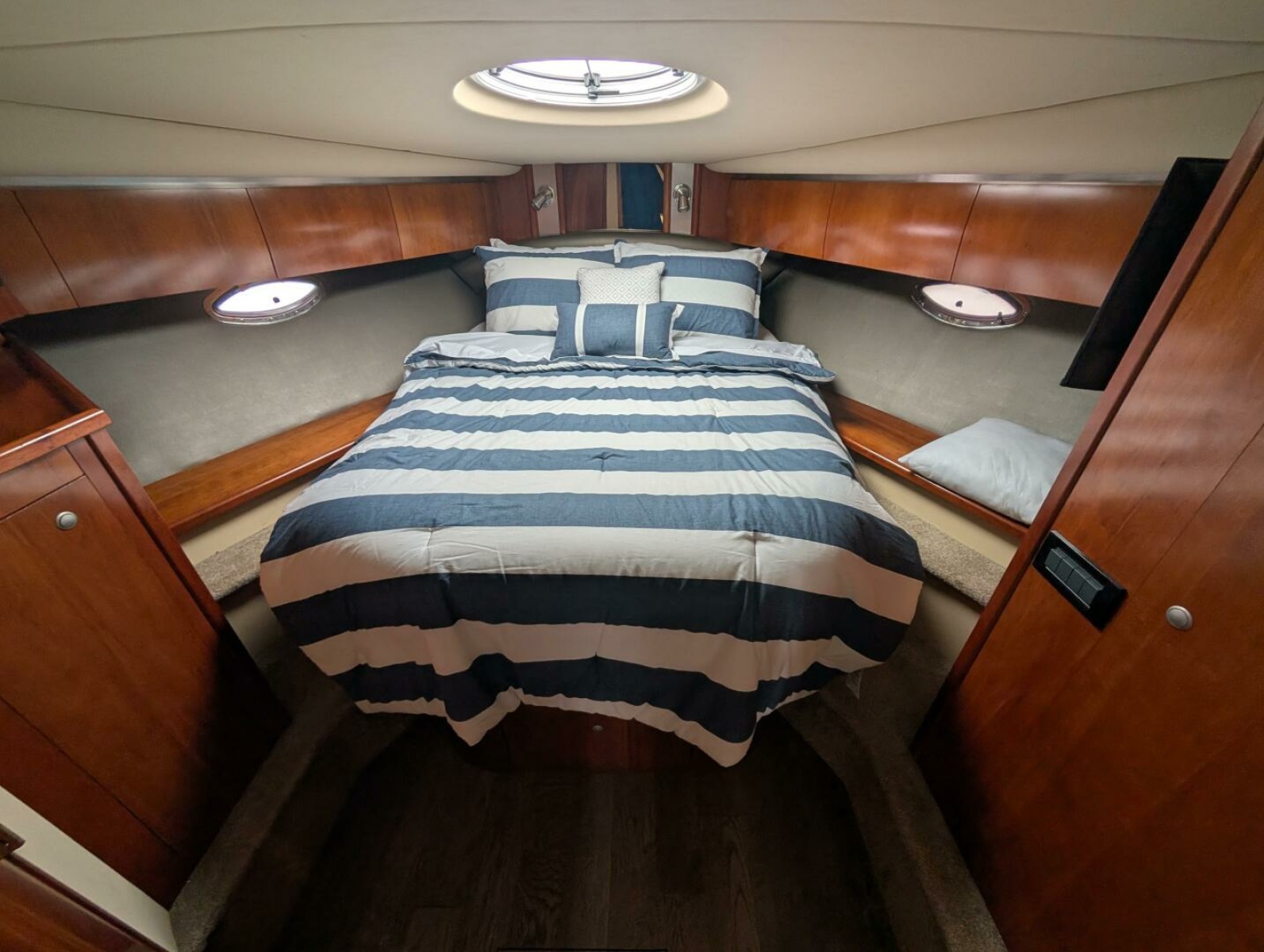2007 Cruisers Yachts 520 Express 52