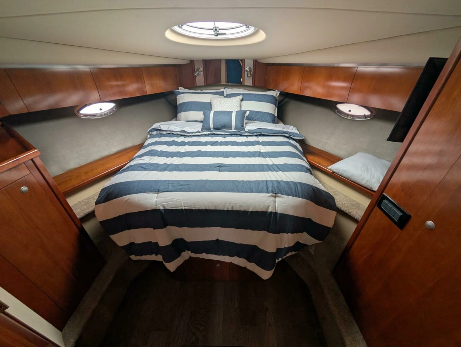 2007 Cruisers Yachts 520 Express 52