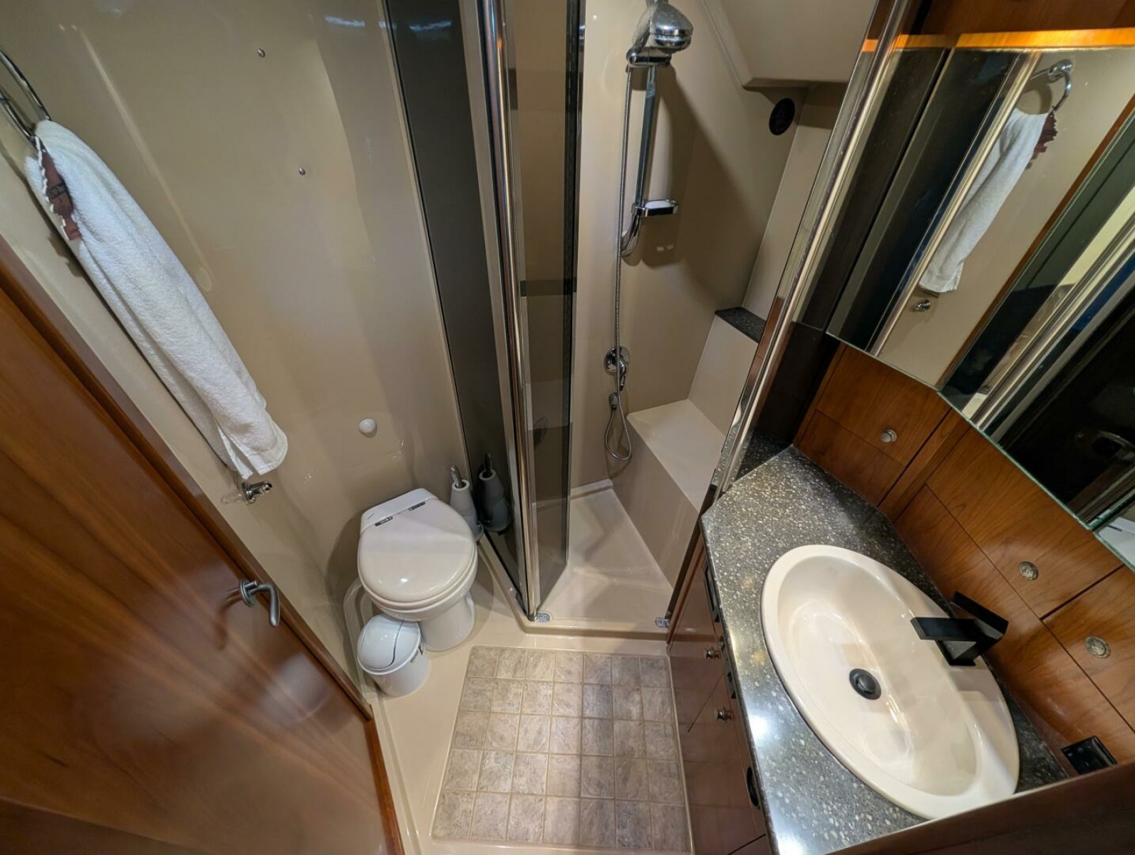 2007 Cruisers Yachts 520 Express 52