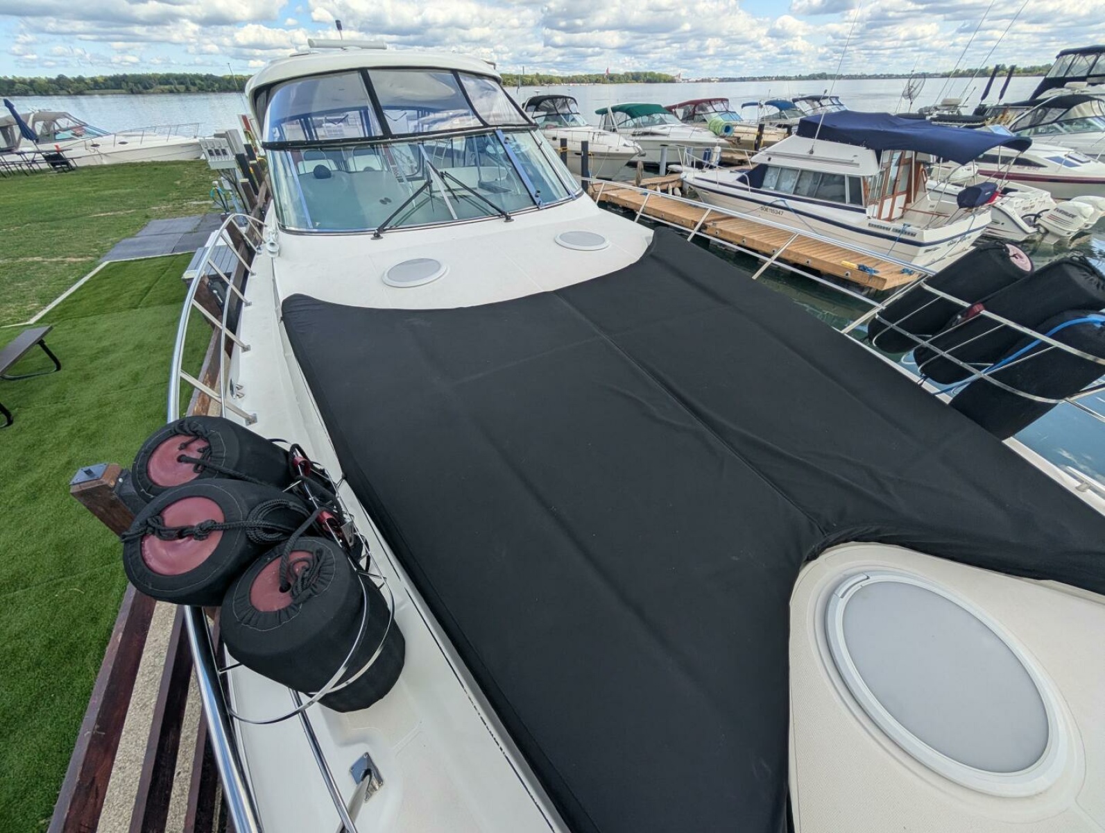 2007 Cruisers Yachts 520 Express 52