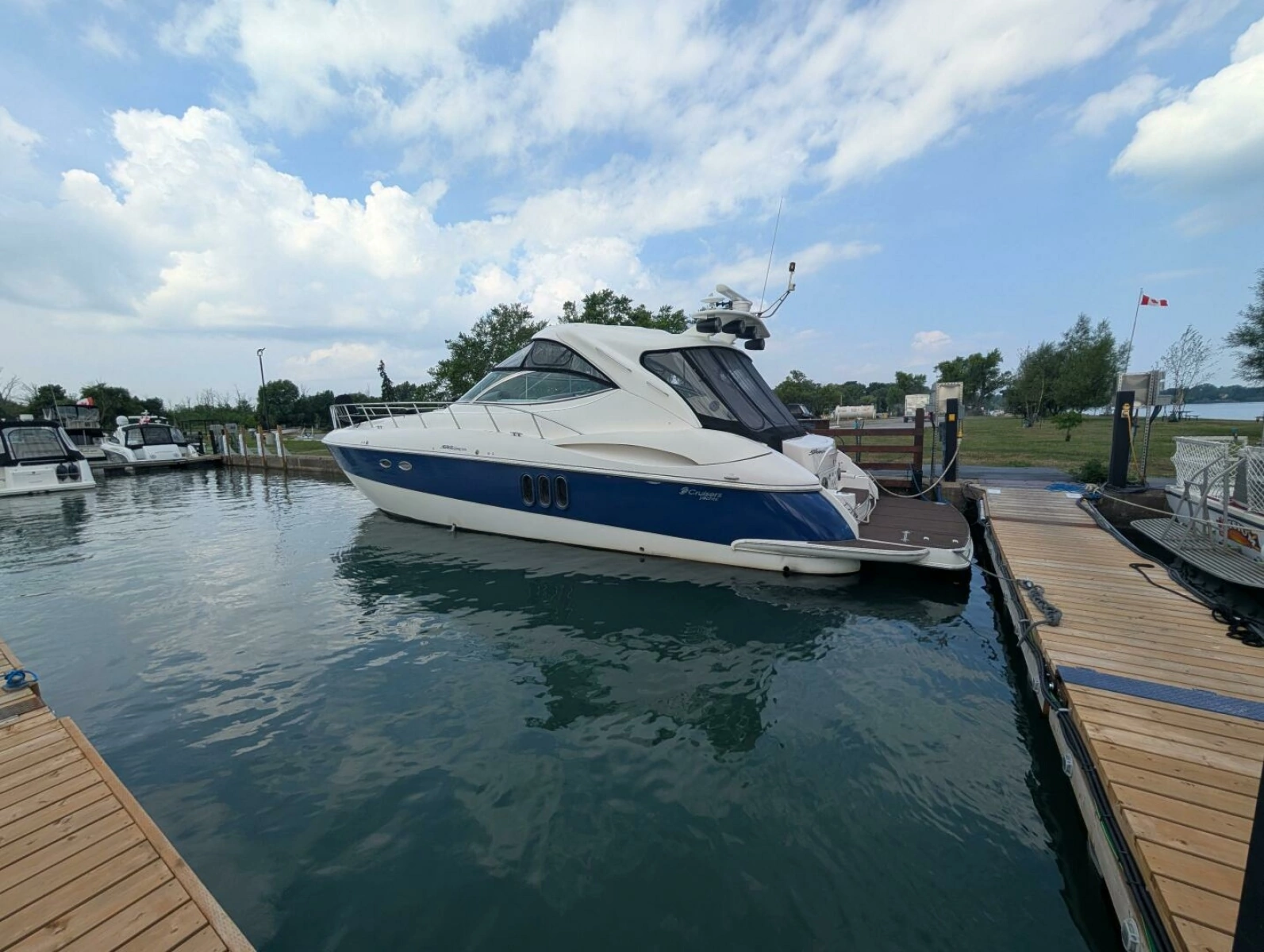 2007 Cruisers Yachts 520 Express 52