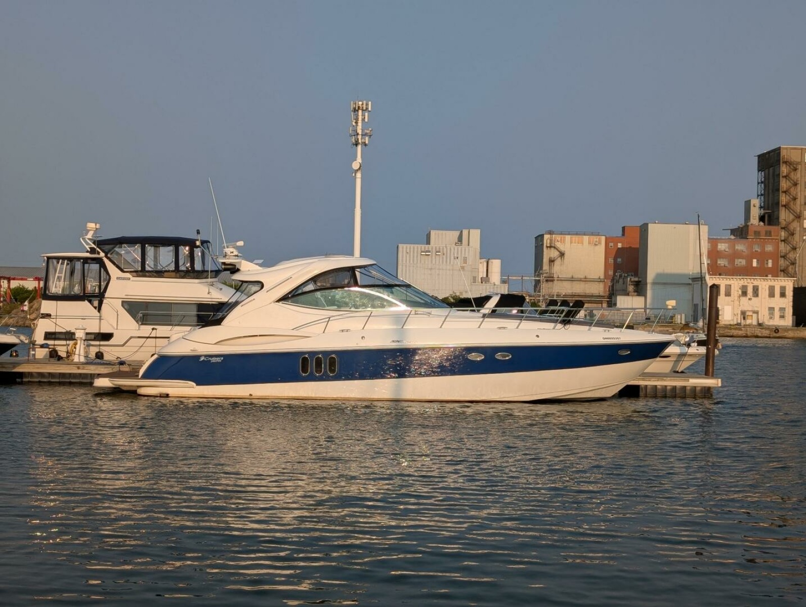 2007 Cruisers Yachts 520 Express 52