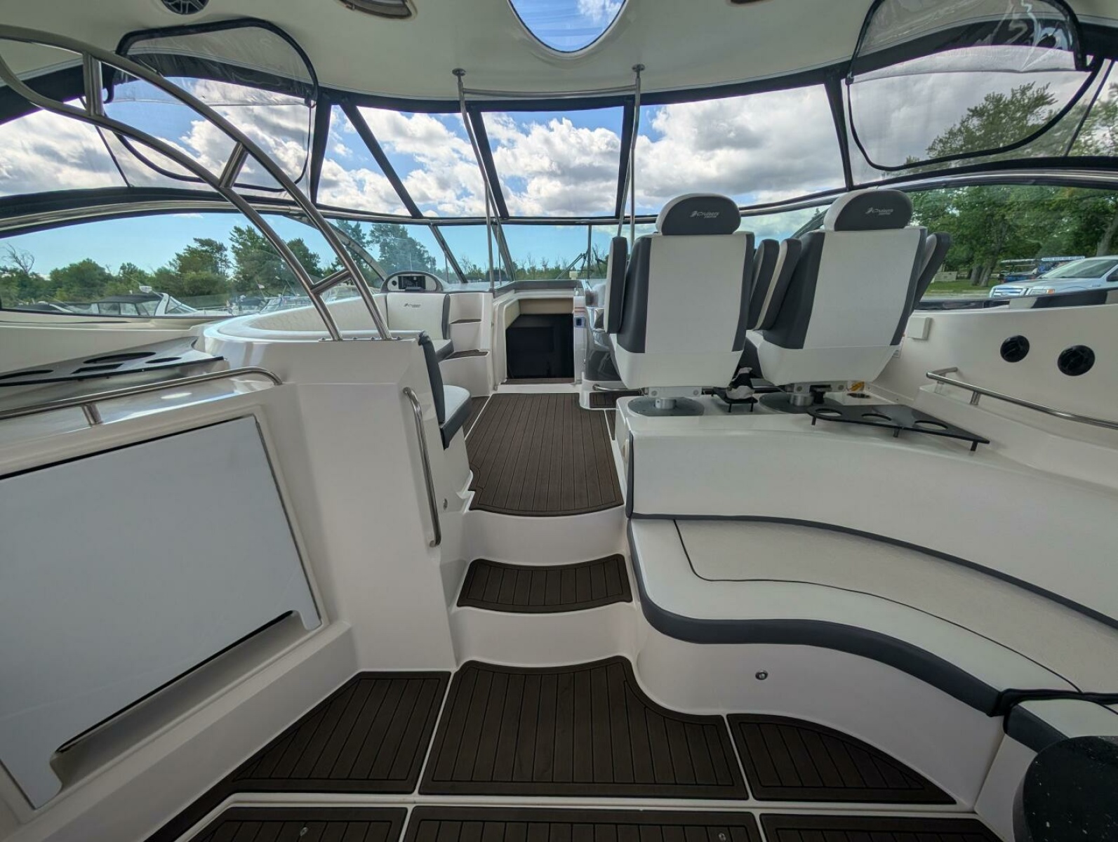 2007 Cruisers Yachts 520 Express 52