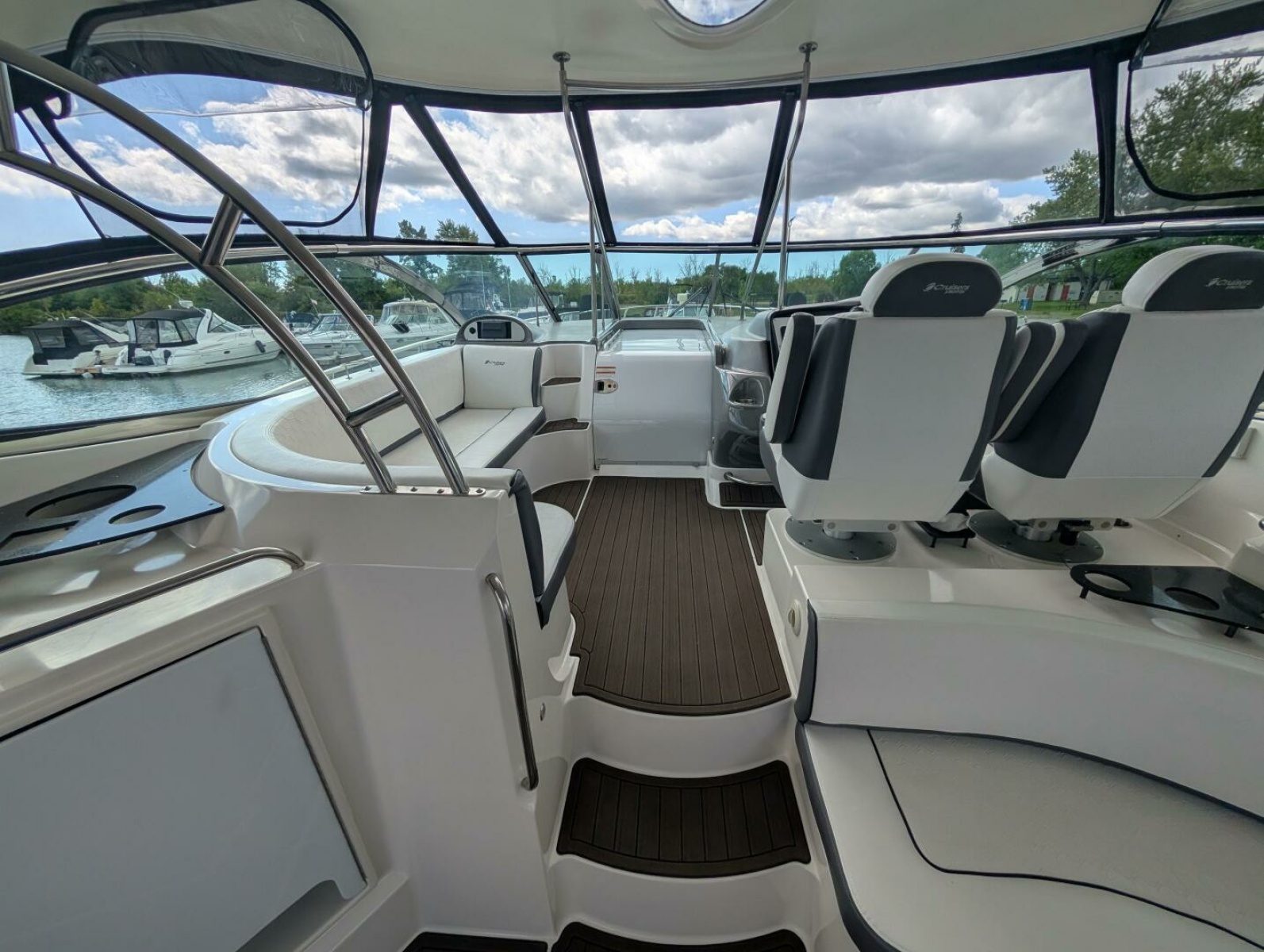 2007 Cruisers Yachts 520 Express 52