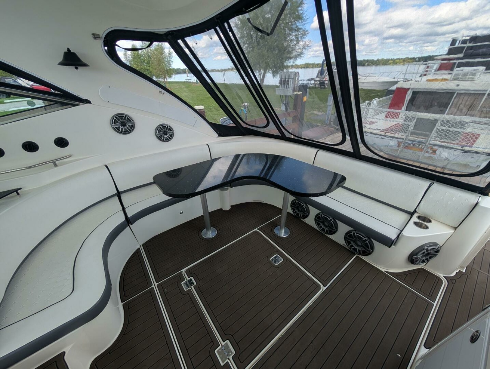 2007 Cruisers Yachts 520 Express 52