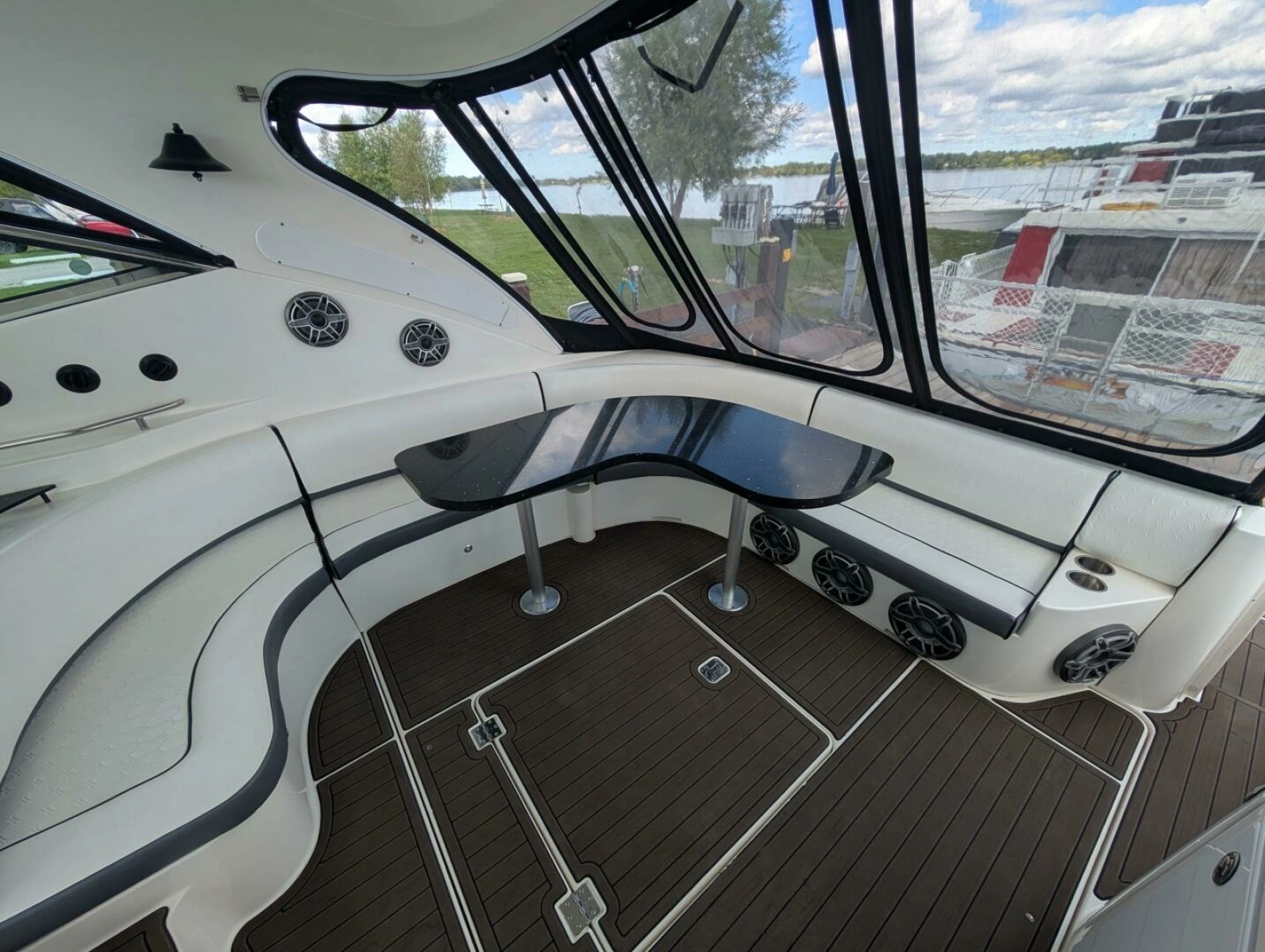 2007 Cruisers Yachts 520 Express 52